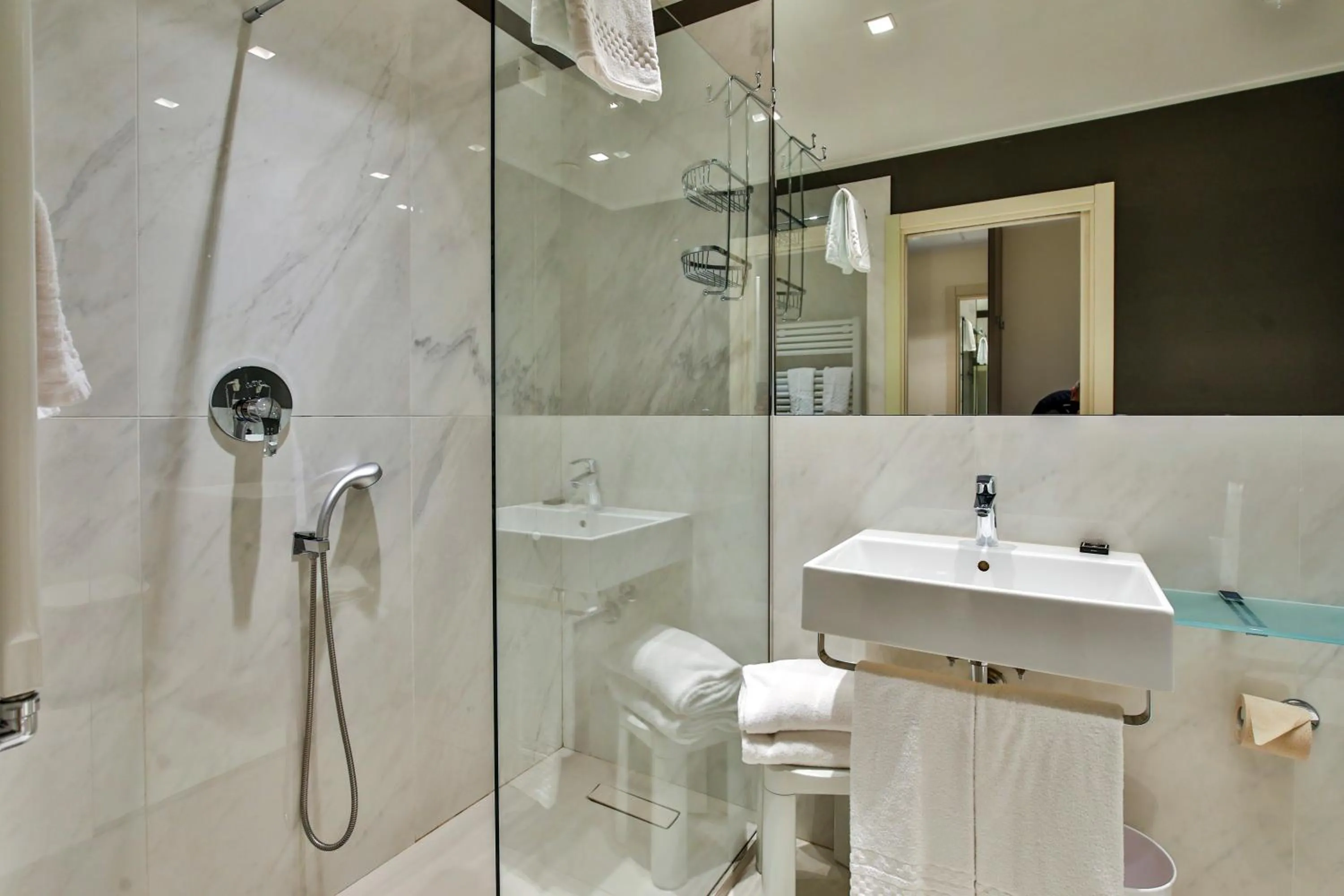 Shower in Savoia Hotel Regency