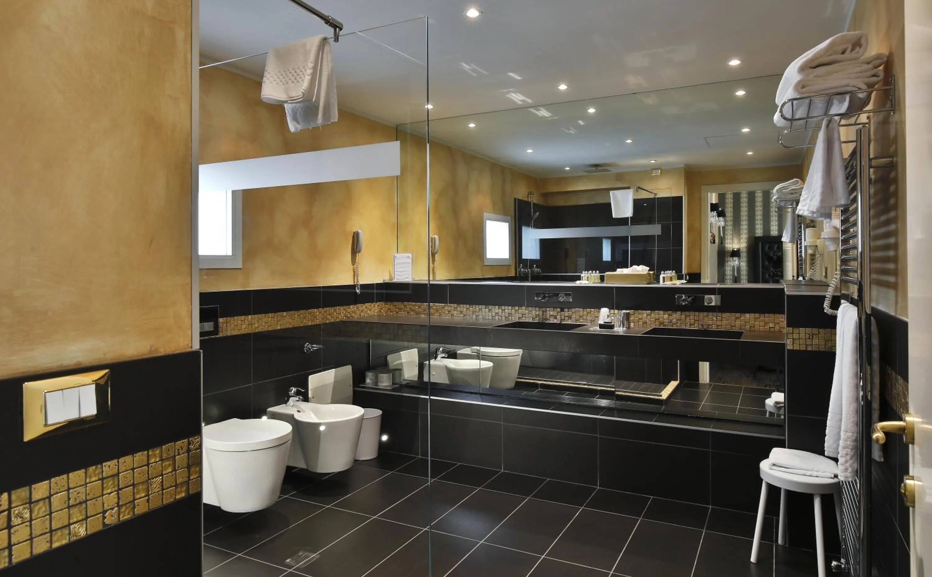 Bathroom in Savoia Hotel Regency