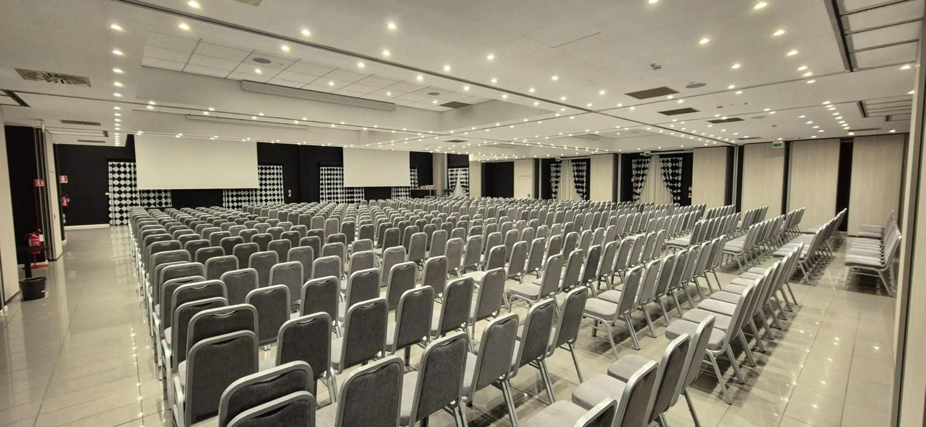 Meeting/conference room in Savoia Hotel Regency