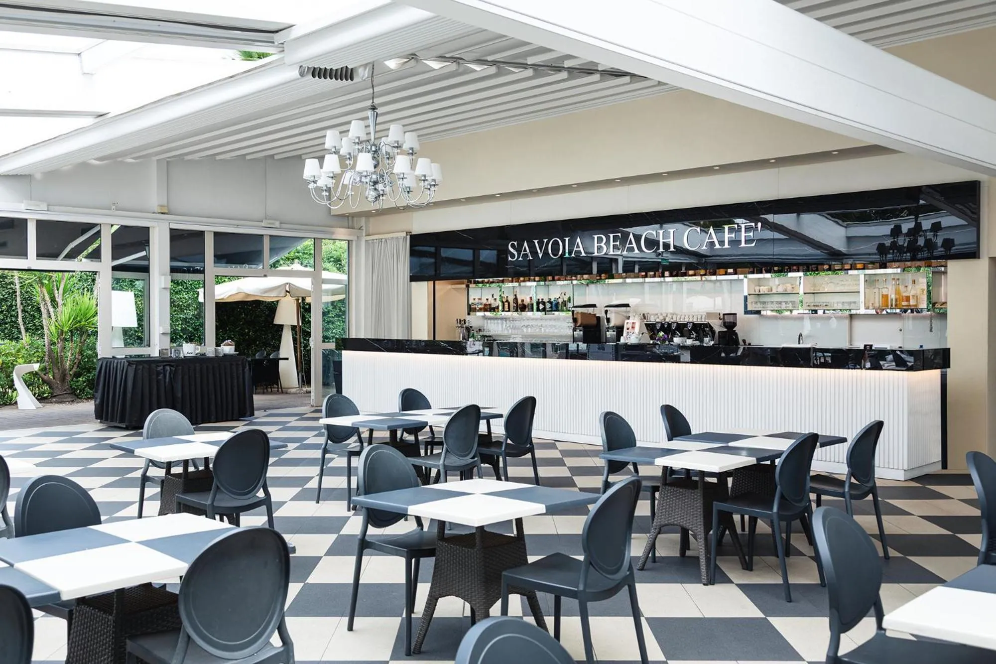 Restaurant/places to eat in Savoia Hotel Regency