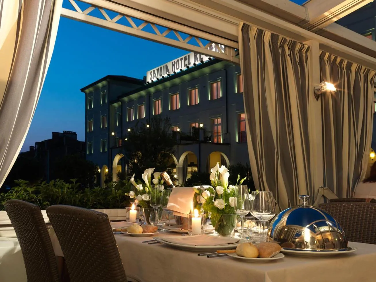 Restaurant/places to eat in Savoia Hotel Regency