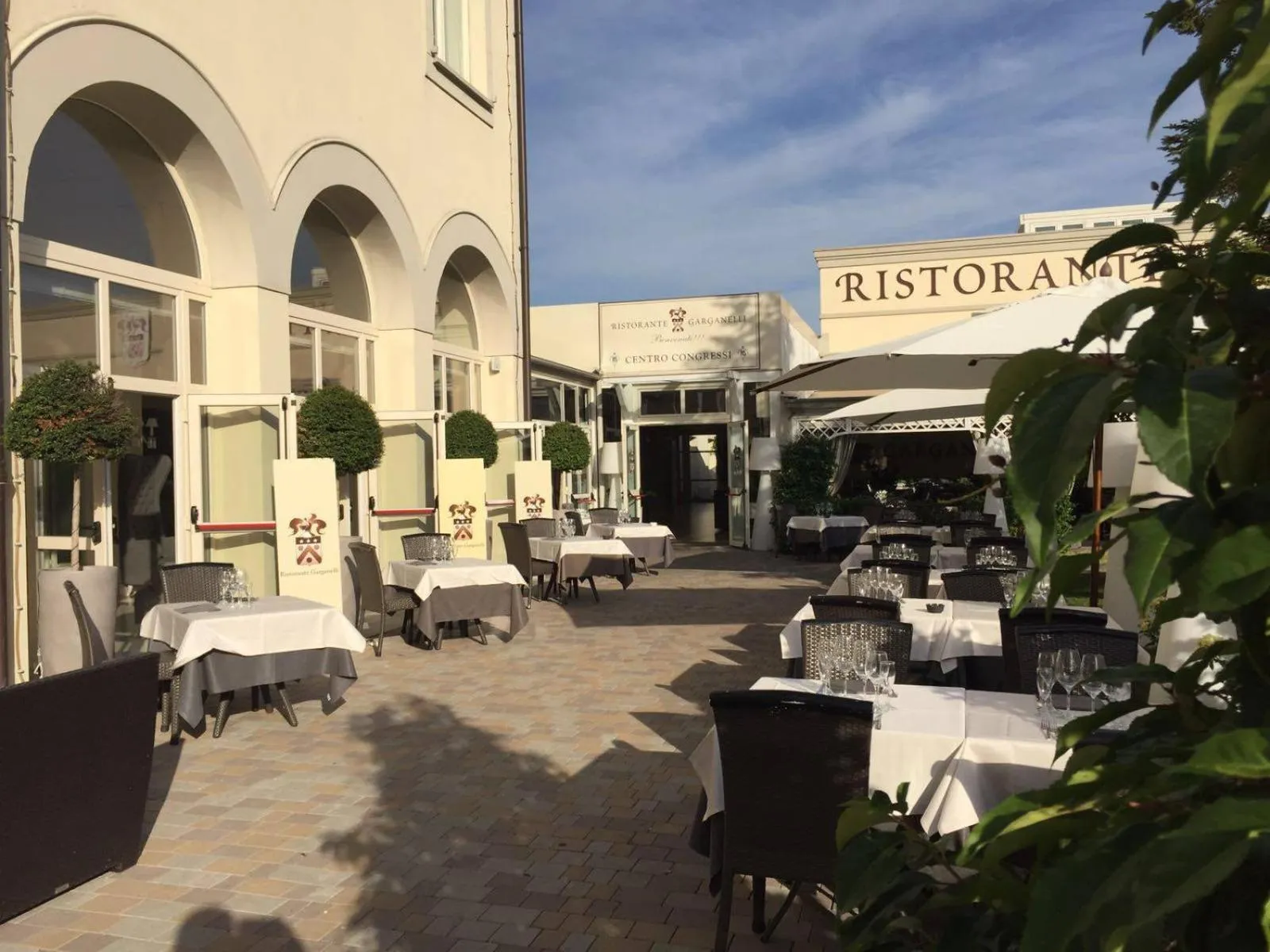 Restaurant/places to eat in Savoia Hotel Regency