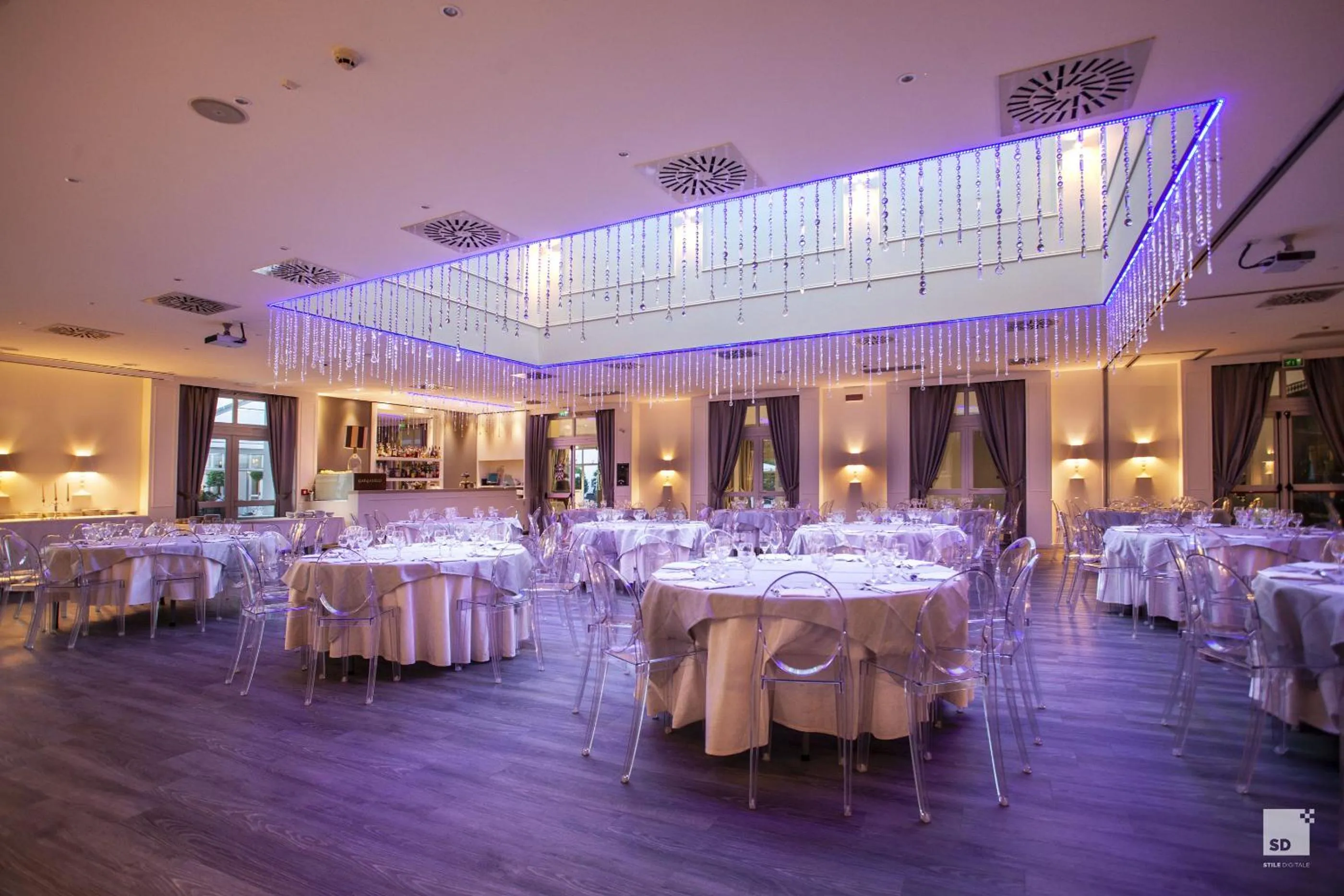 Restaurant/places to eat in Savoia Hotel Regency