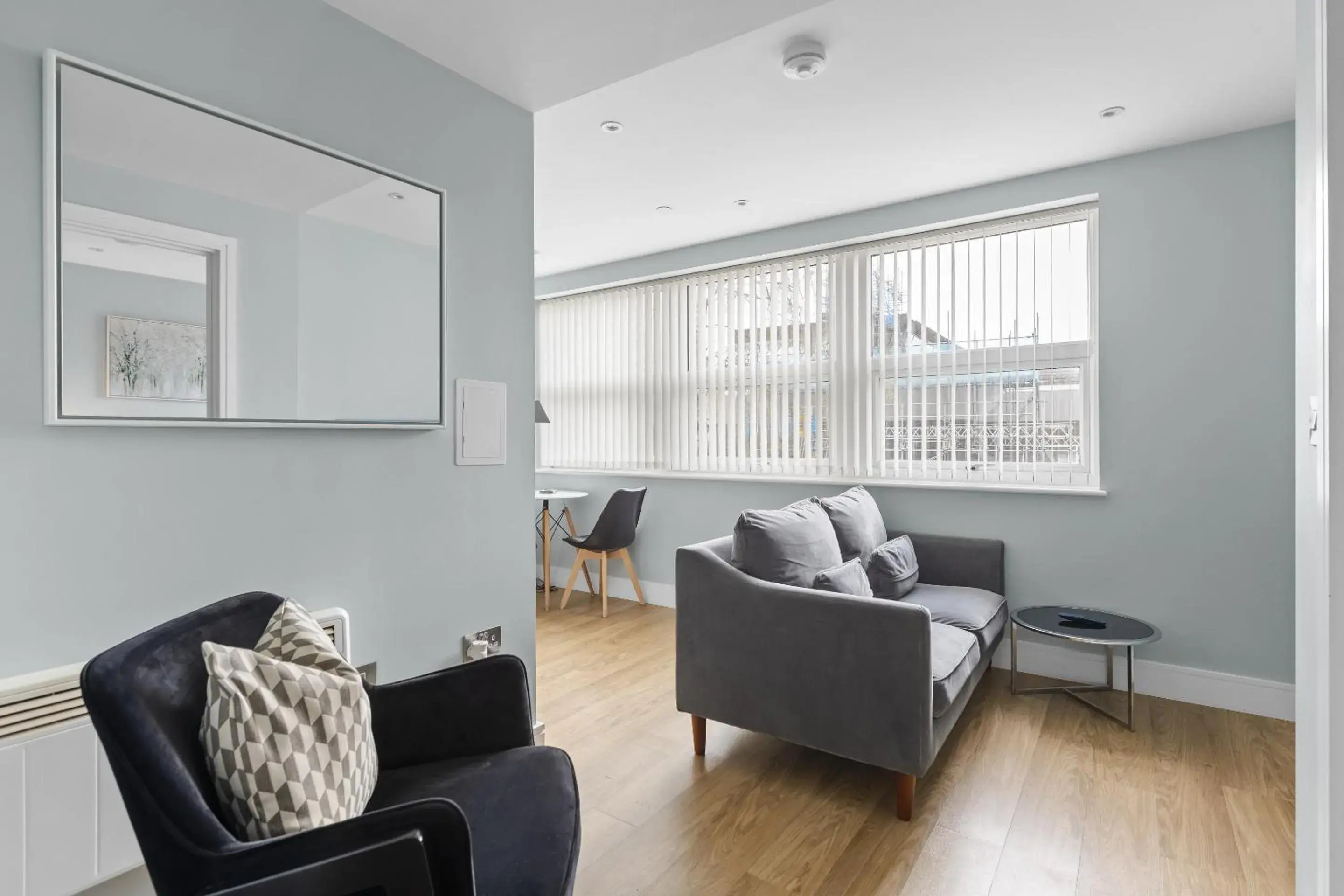 Living room in Luxurious One Bedroom Apartment in Bond Street, Chelmsford City Centre with Sky TV Living room in Luxurious One Bedroom Apartment in Bond Street, Chelmsford City Centre with Sky TV