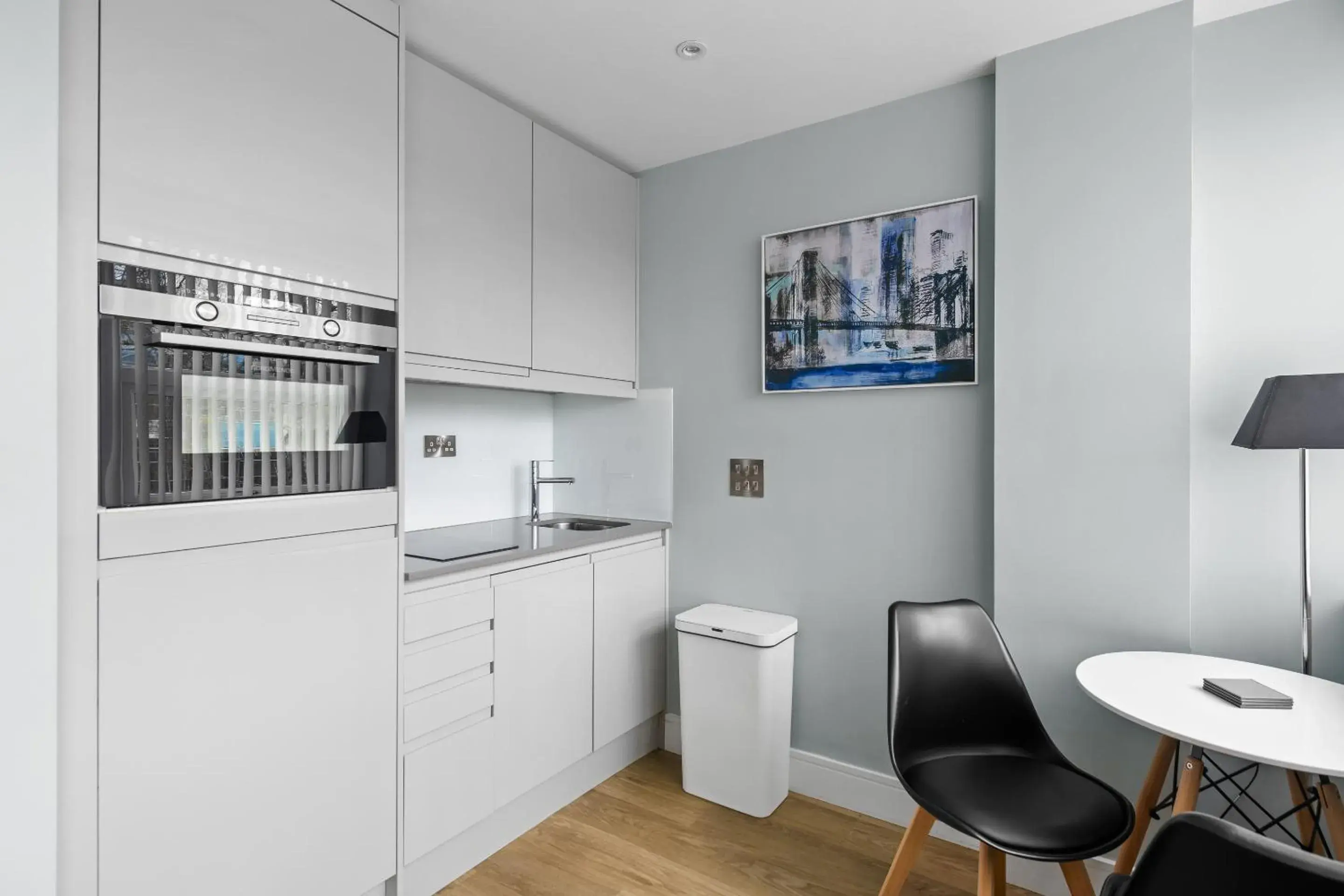 Kitchen or kitchenette in Luxurious One Bedroom Apartment in Bond Street, Chelmsford City Centre with Sky TV Kitchen or kitchenette in Luxurious One Bedroom Apartment in Bond Street, Chelmsford City Centre with Sky TV