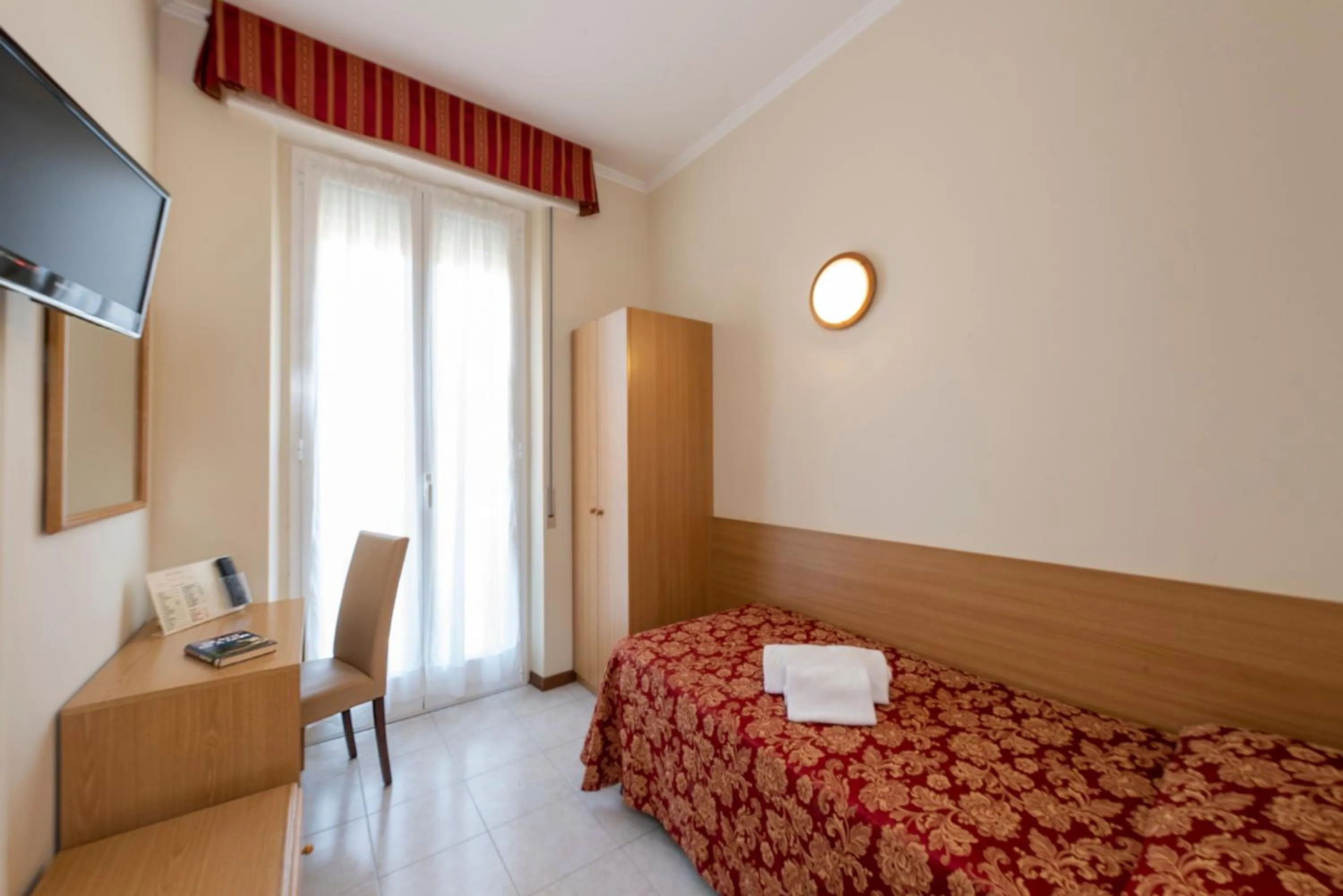 TV and multimedia, Bed in Hotel Boston