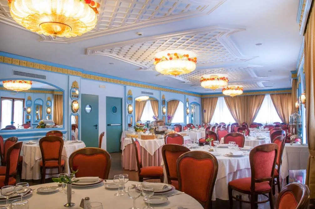 Restaurant/places to eat in Hotel Eliseo Park's