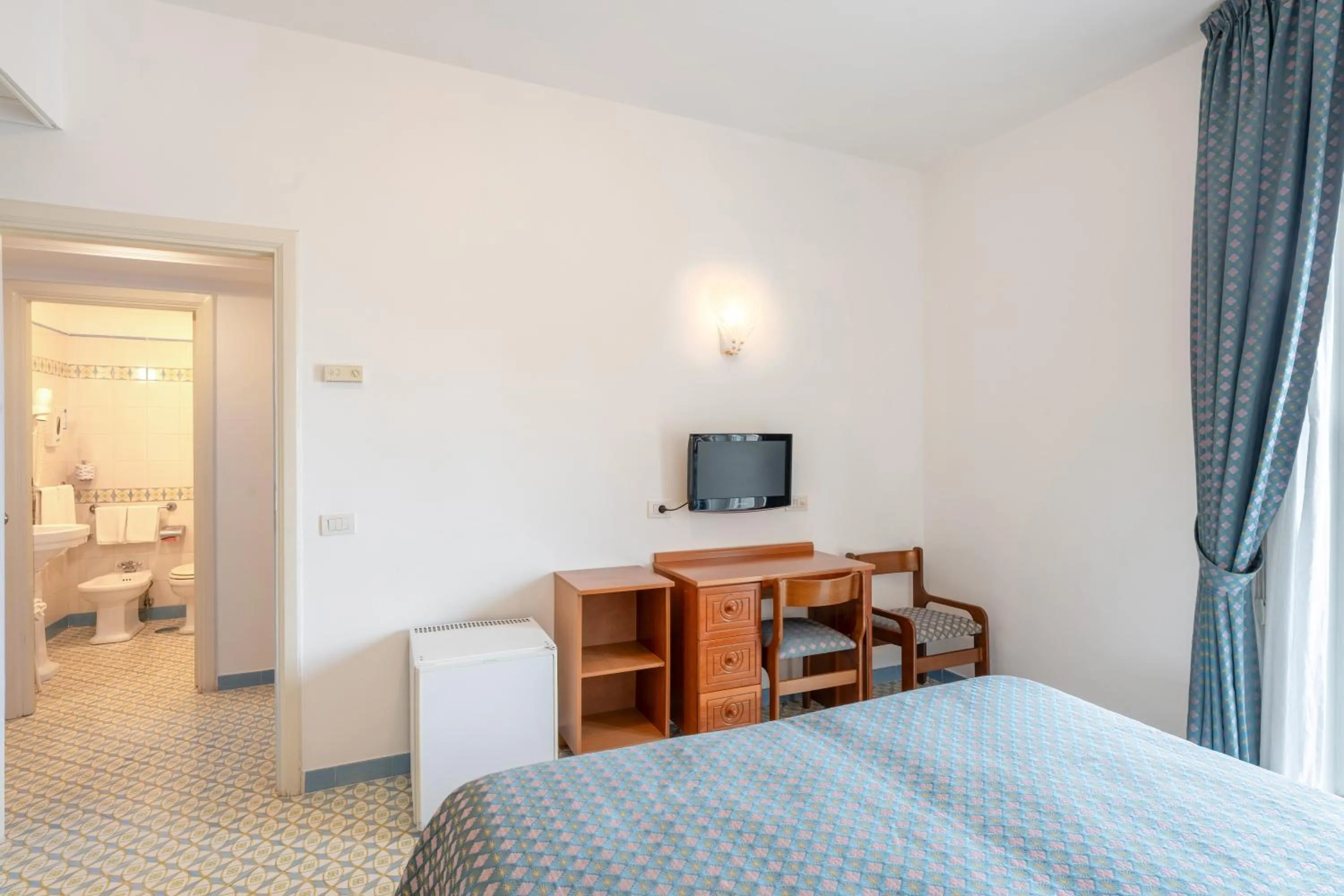 Bathroom, Bed in Hotel Eliseo Park's