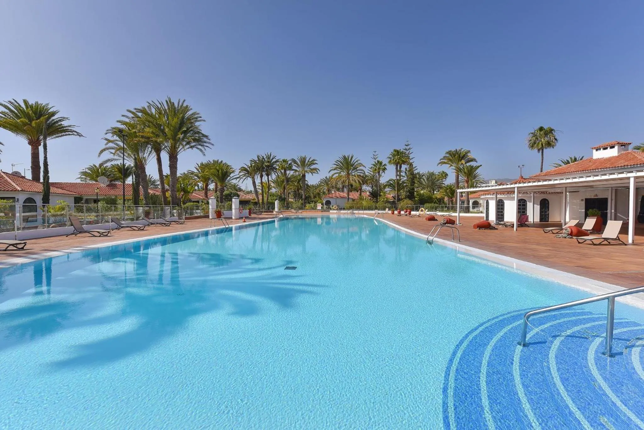 Swimming pool in Bungalow Sun Club EM259A by VillaGranCanaria