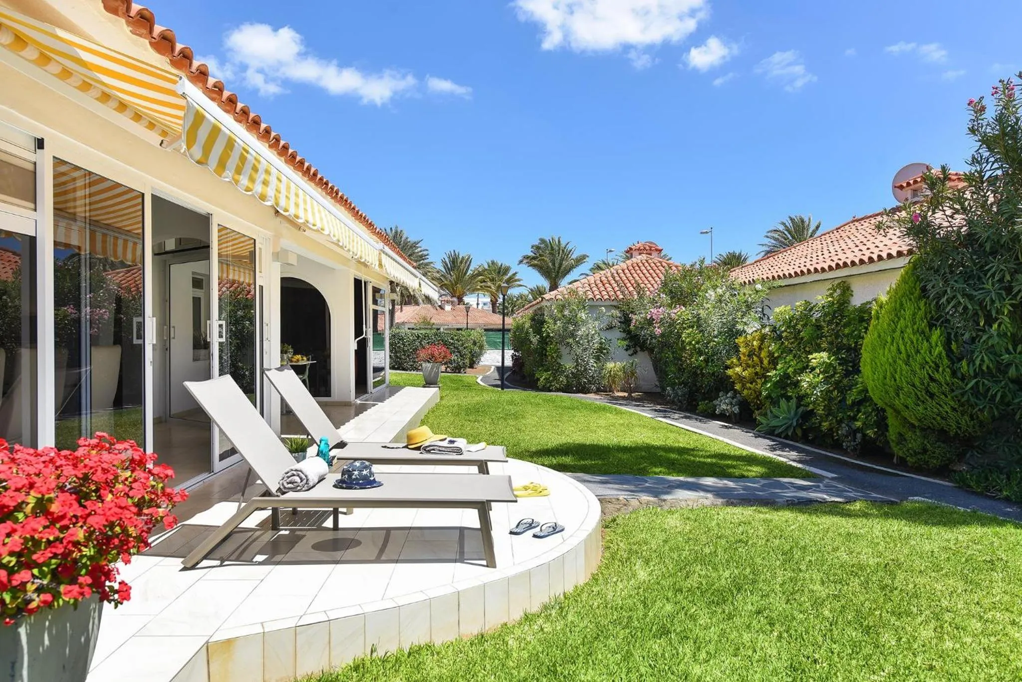 Garden in Bungalow Sun Club EM259A by VillaGranCanaria