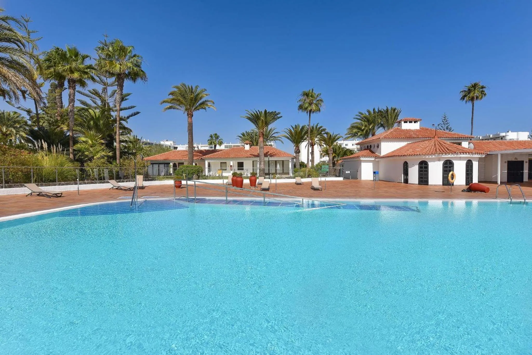 Swimming pool in Bungalow Sun Club EM259A by VillaGranCanaria