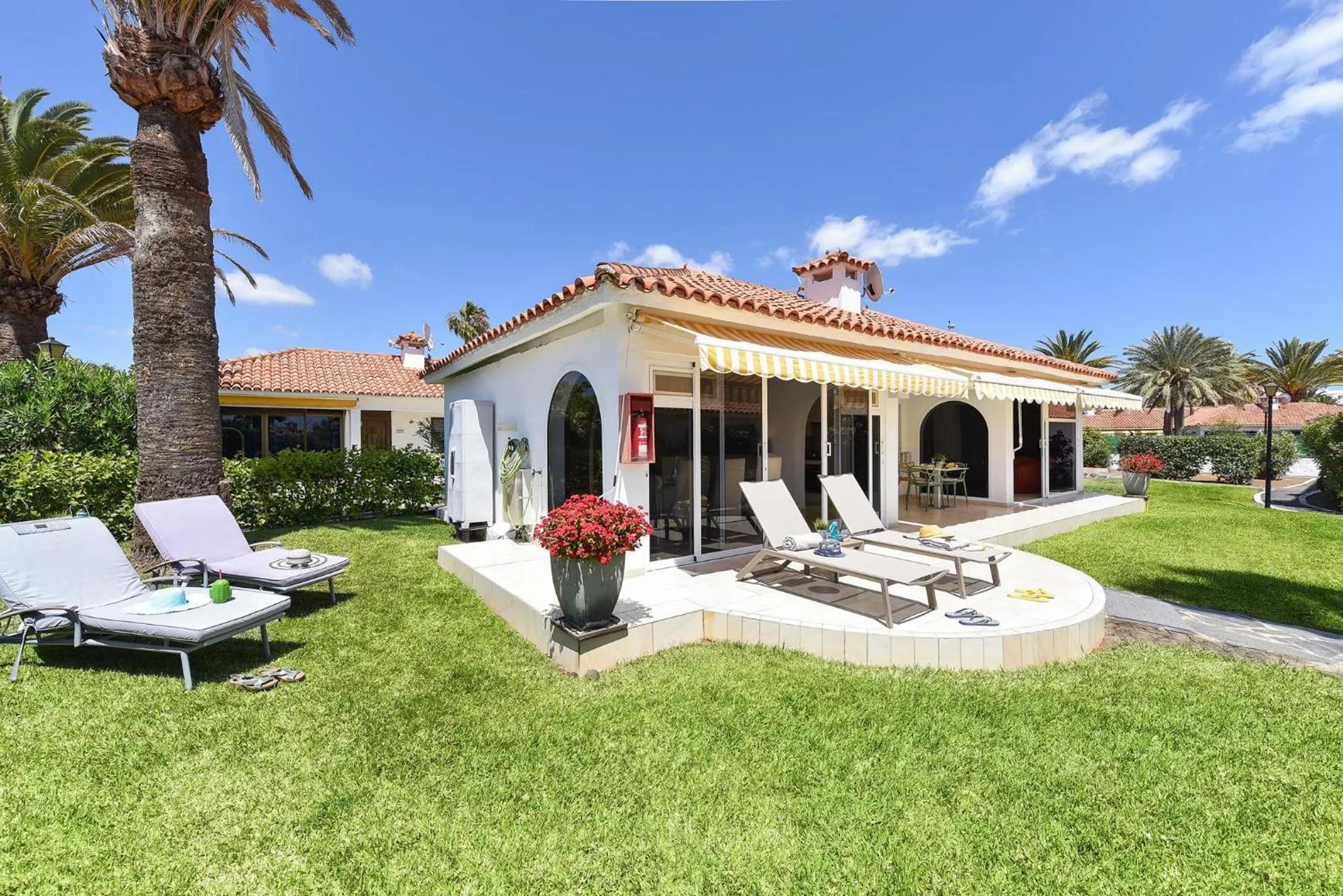 Facade/entrance in Bungalow Sun Club EM259A by VillaGranCanaria