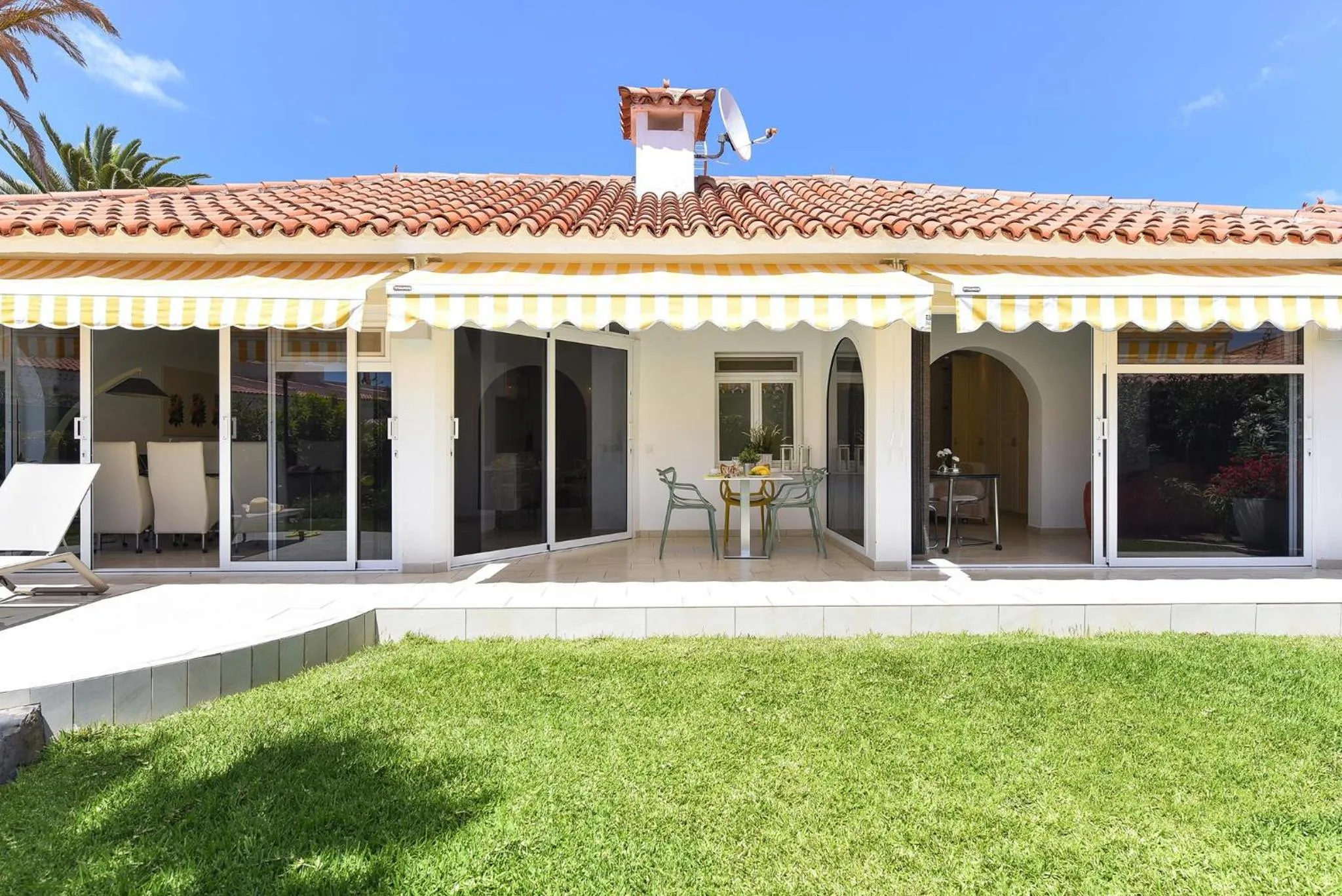 Facade/entrance in Bungalow Sun Club EM259A by VillaGranCanaria