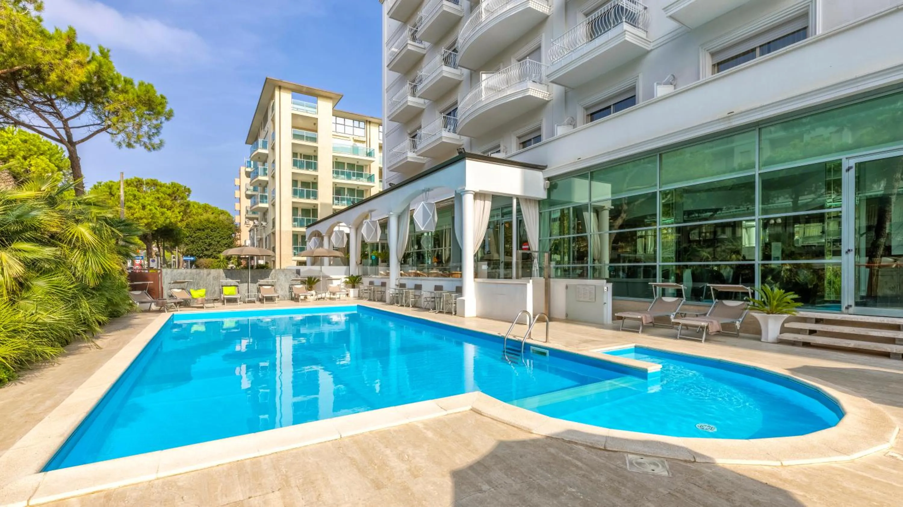 Swimming pool in Hotel Continental