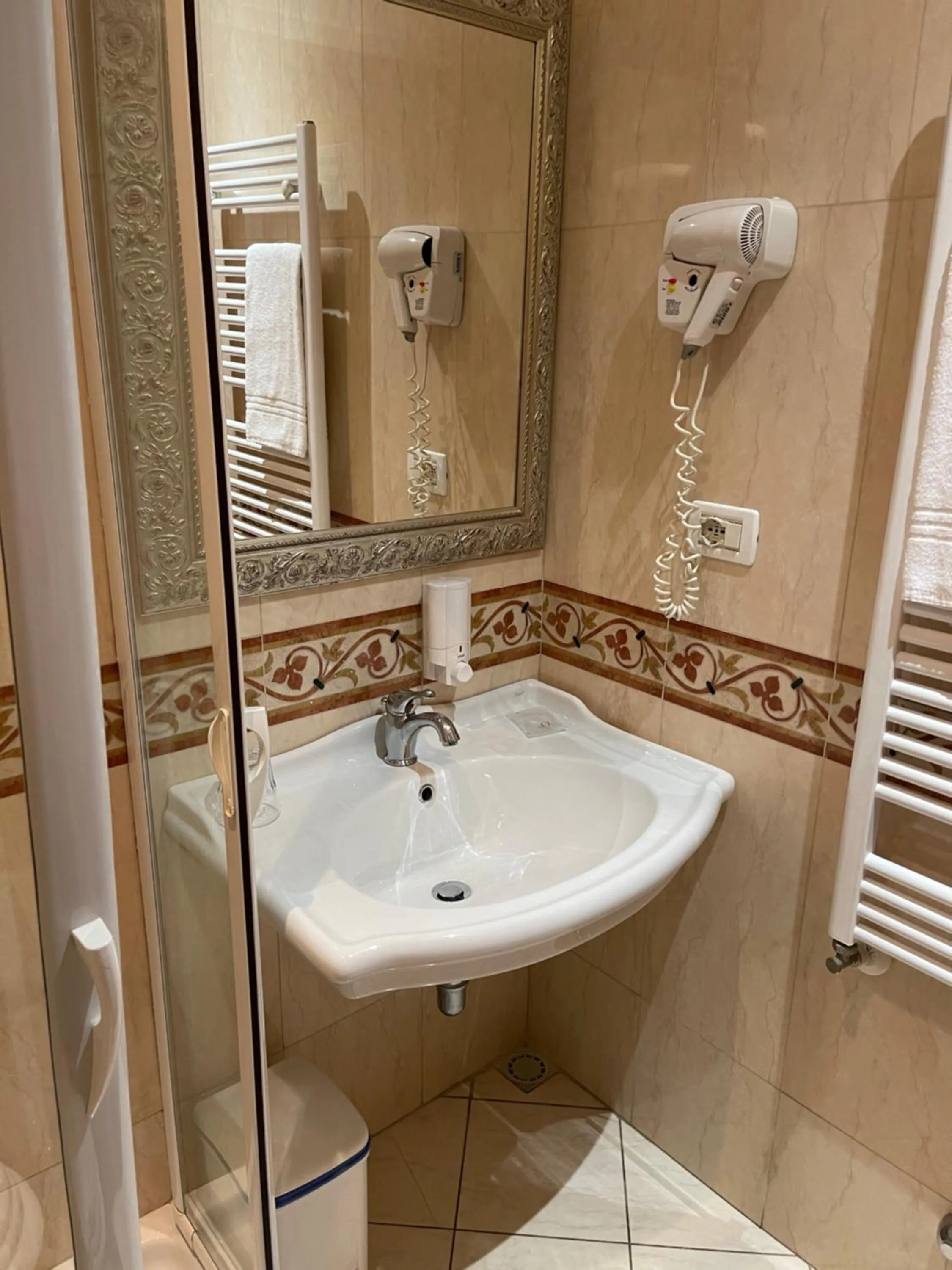 Bathroom in Villa Tina Hotel