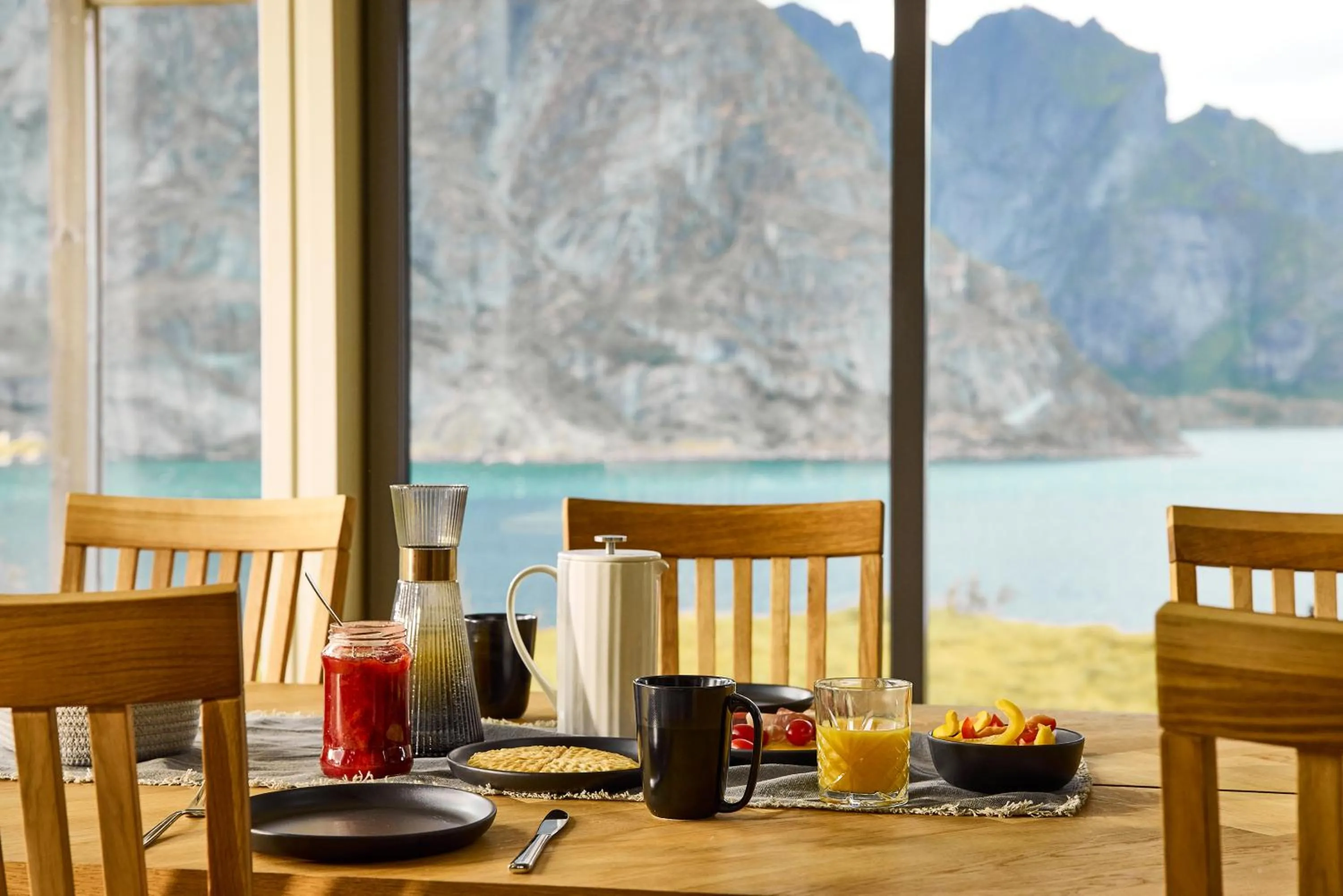 Dining area in Lofoten panorama luxury home with sauna in Reine
