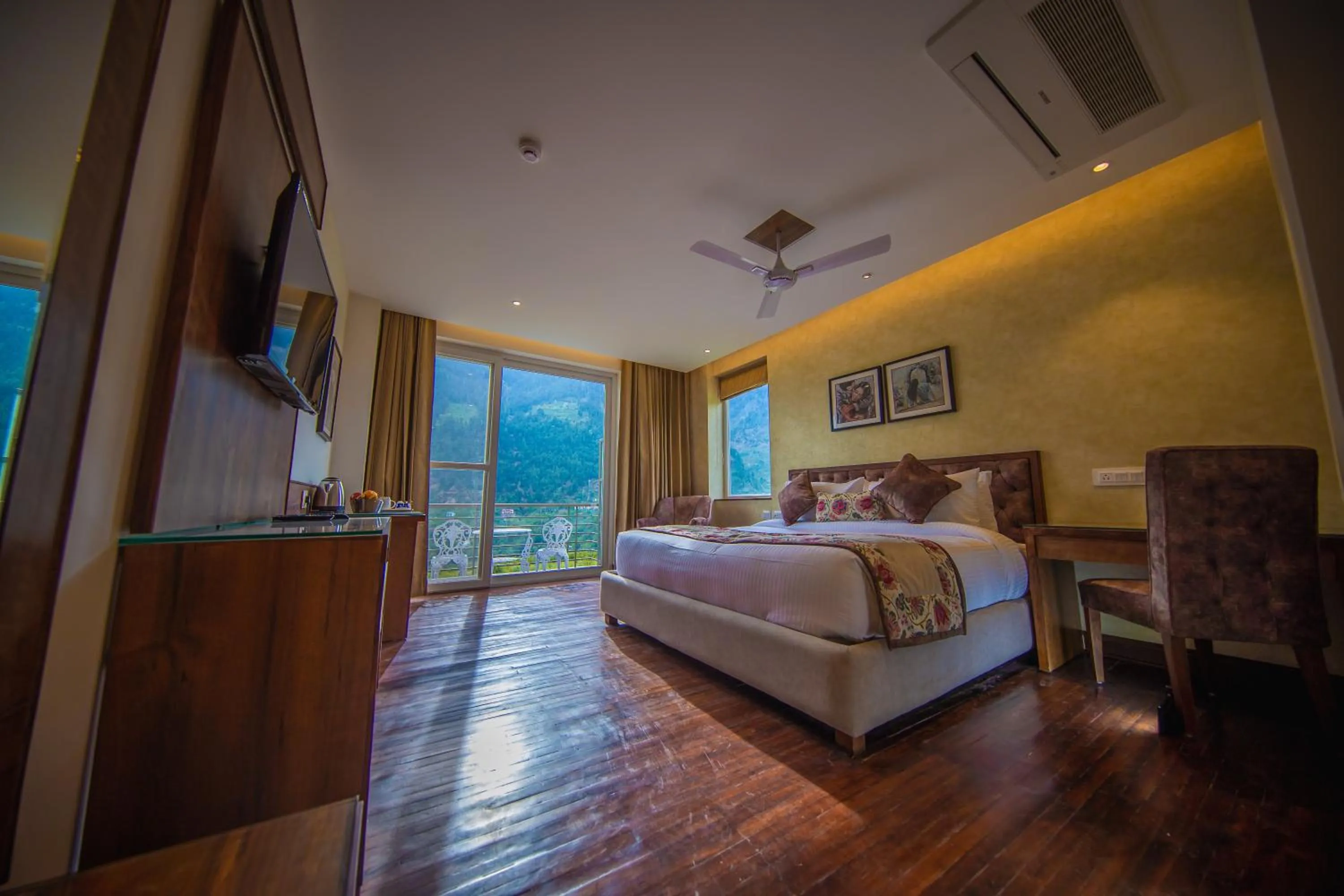 Bed in juSTa Grand View Resort & Spa, Manali