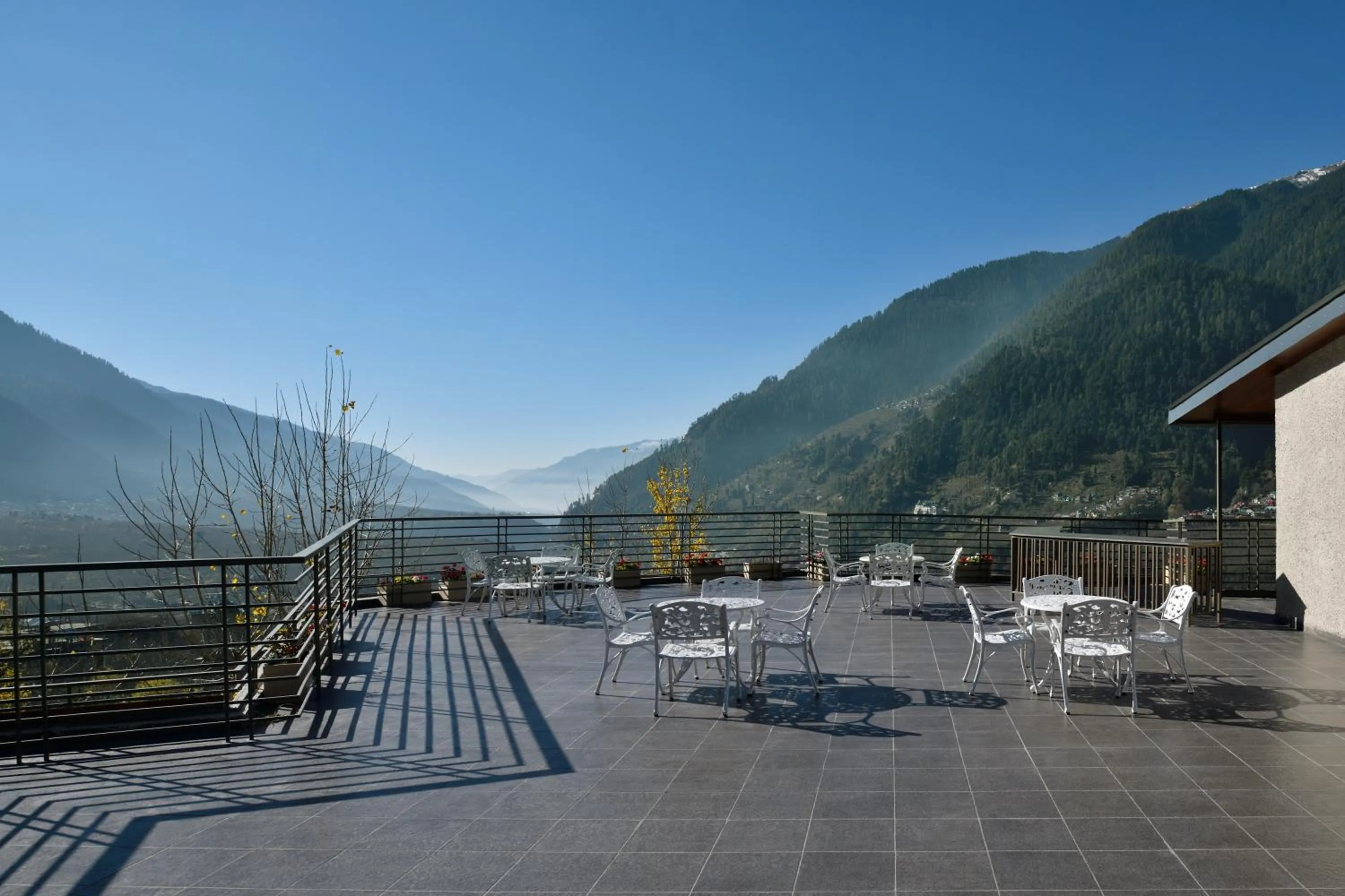 Restaurant/places to eat in juSTa Grand View Resort & Spa, Manali