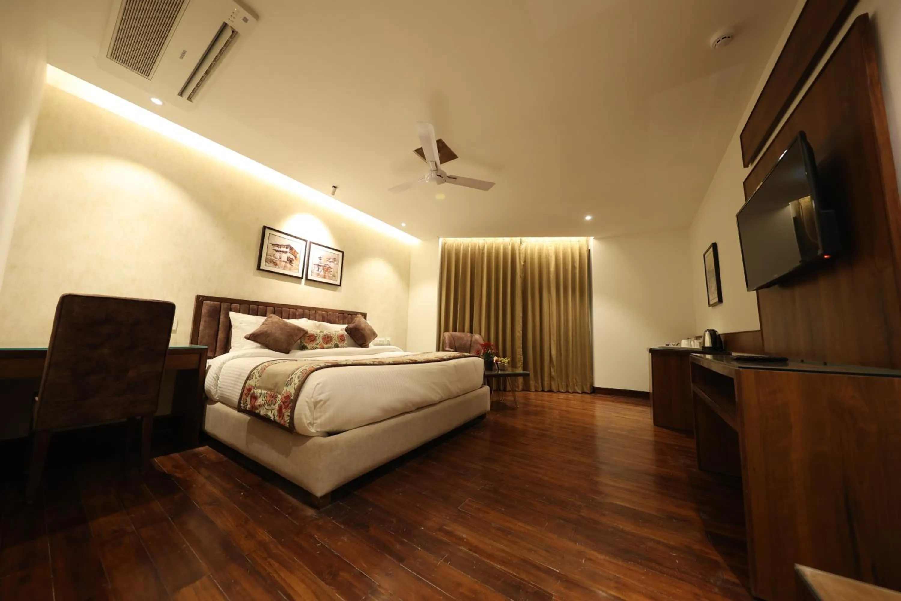 Photo of the whole room, Bed in juSTa Grand View Resort & Spa, Manali
