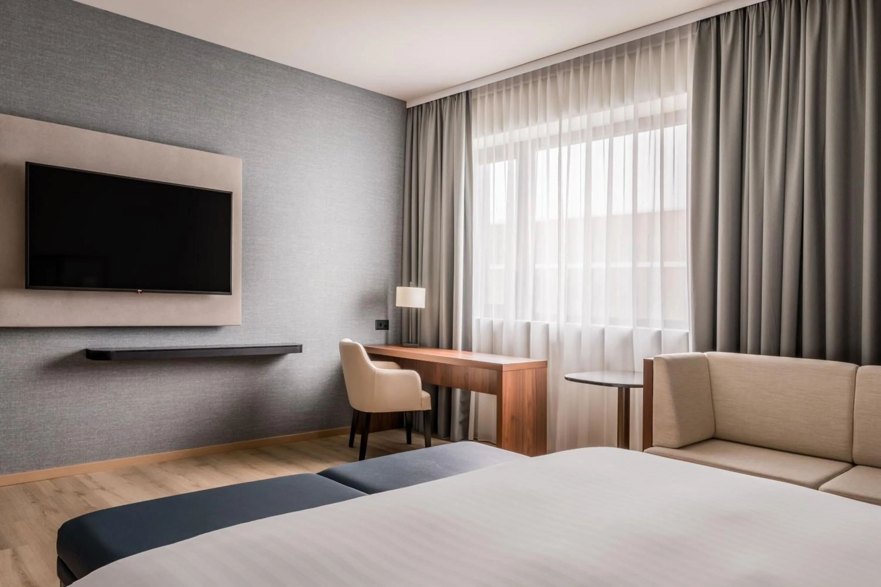 Photo of the whole room, Bed in Geneva Marriott Hotel