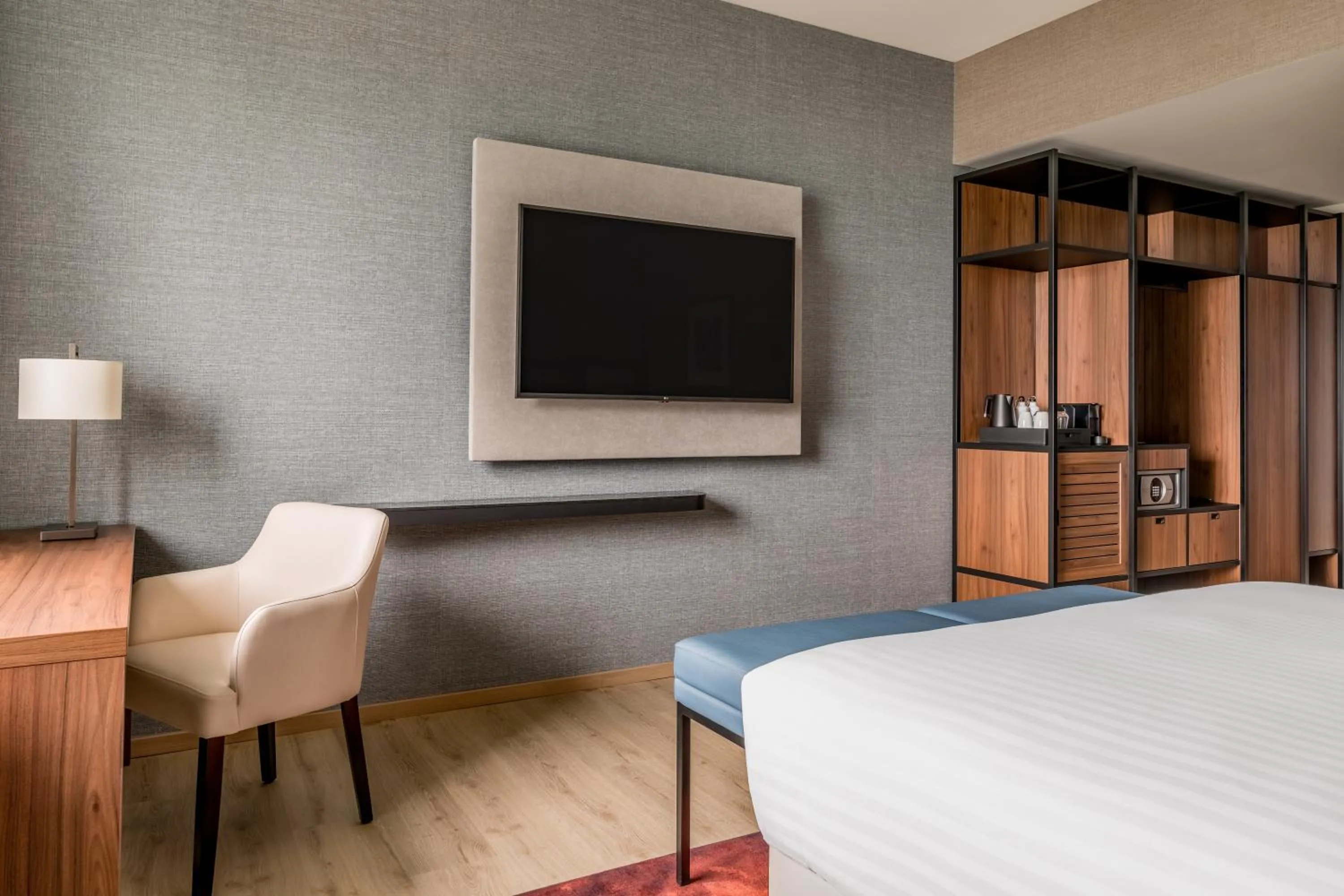 TV and multimedia, Bed in Geneva Marriott Hotel