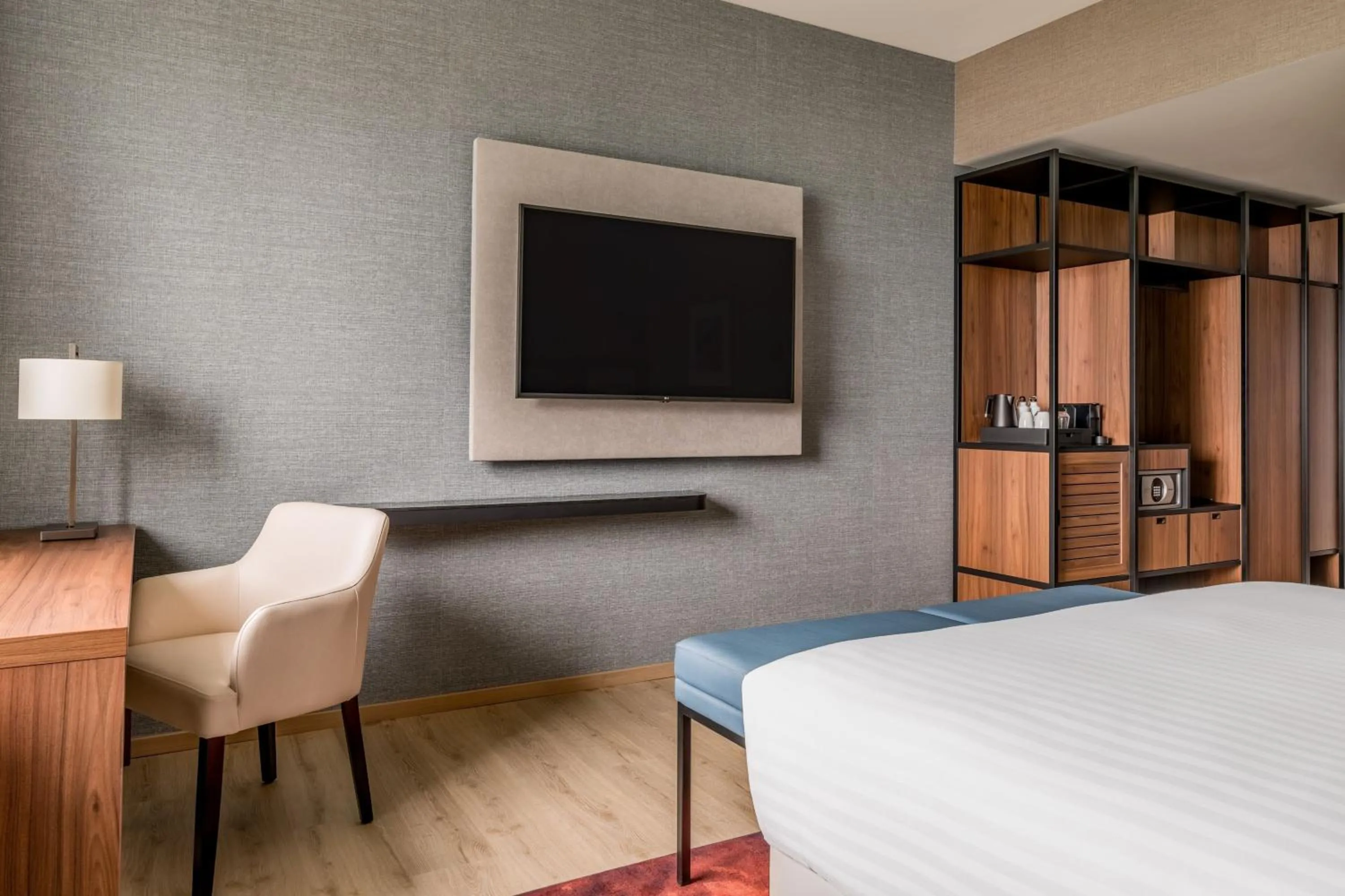 Photo of the whole room, Bed in Geneva Marriott Hotel