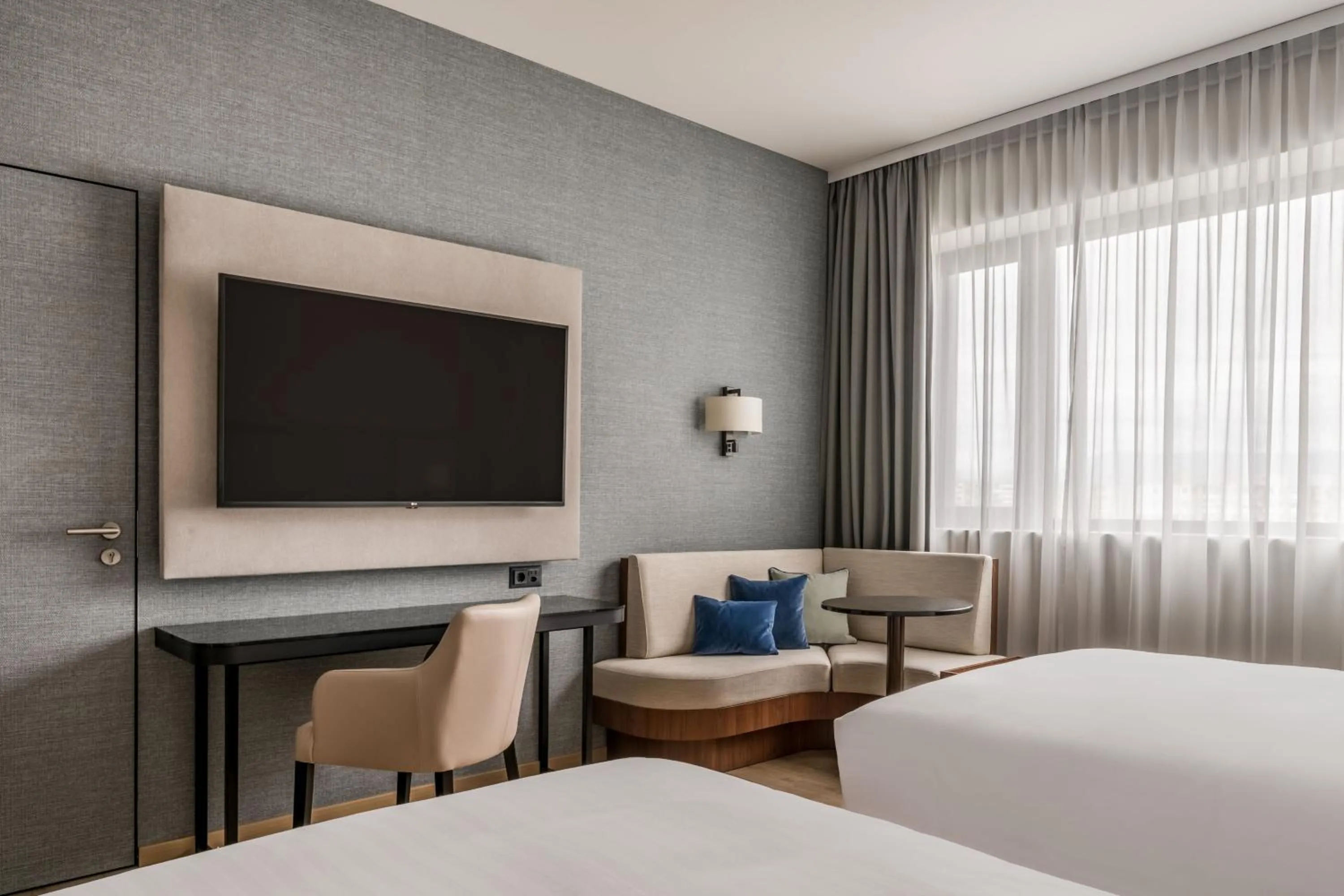 Photo of the whole room, Bed in Geneva Marriott Hotel