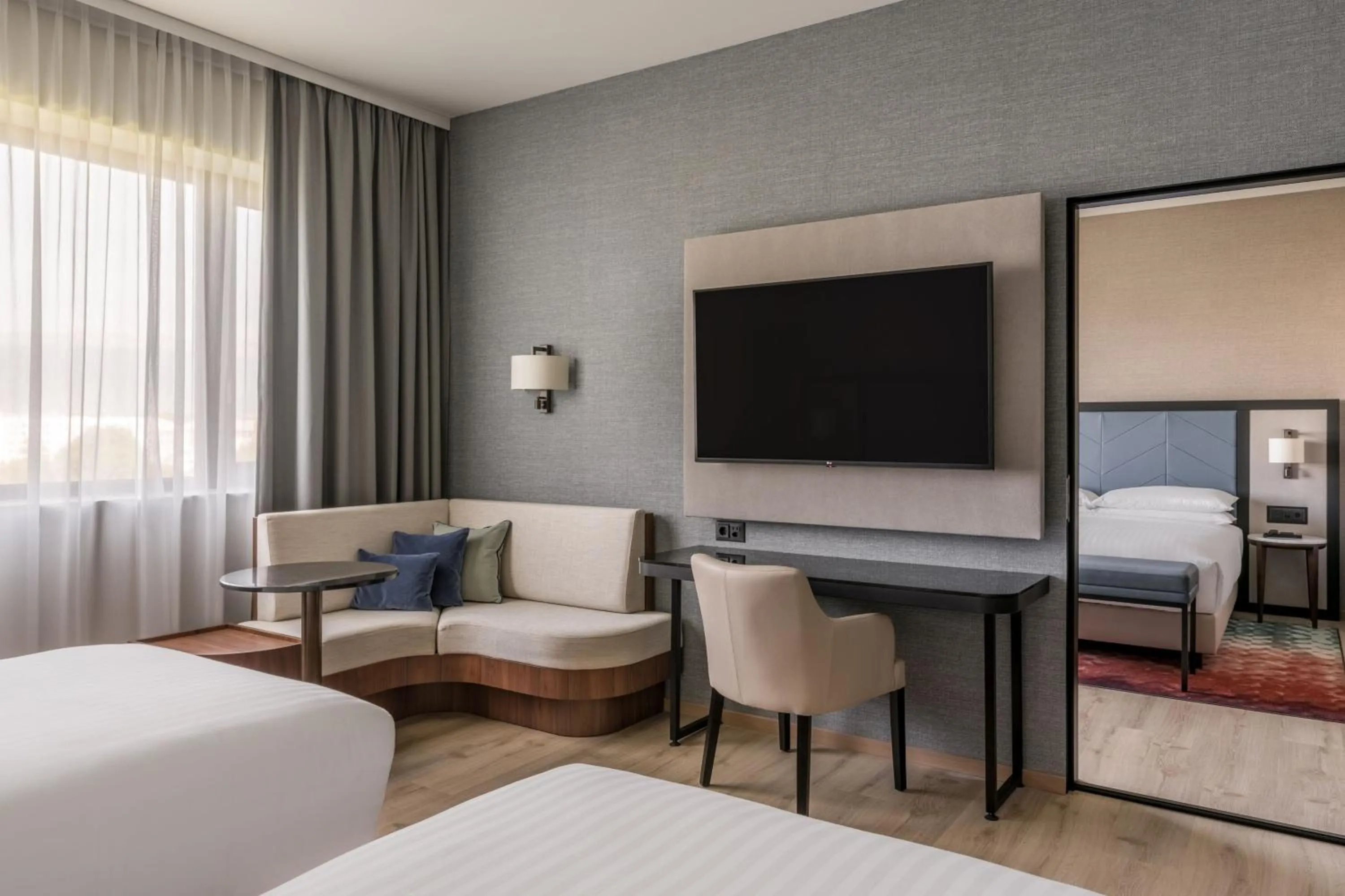 Photo of the whole room, Bed in Geneva Marriott Hotel