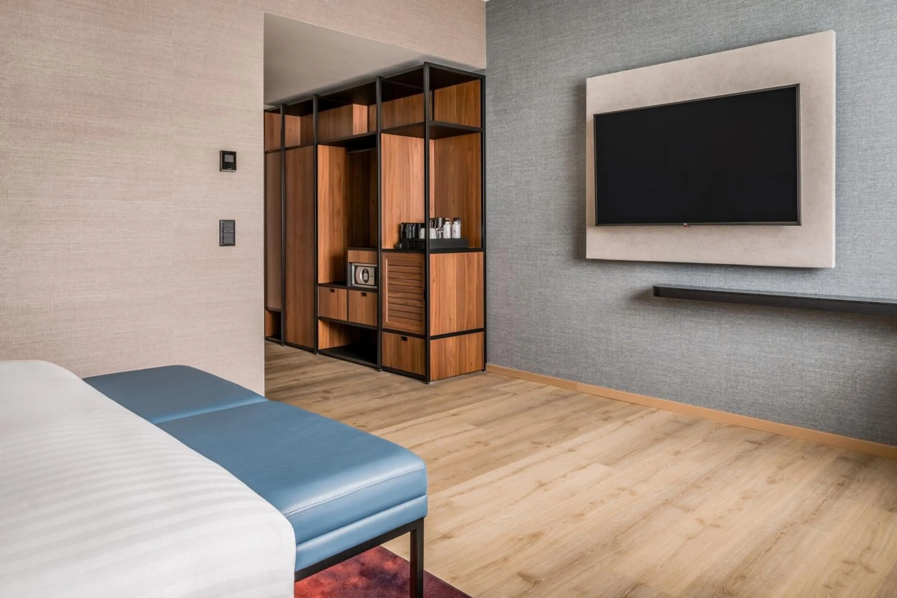 Photo of the whole room, Bed in Geneva Marriott Hotel