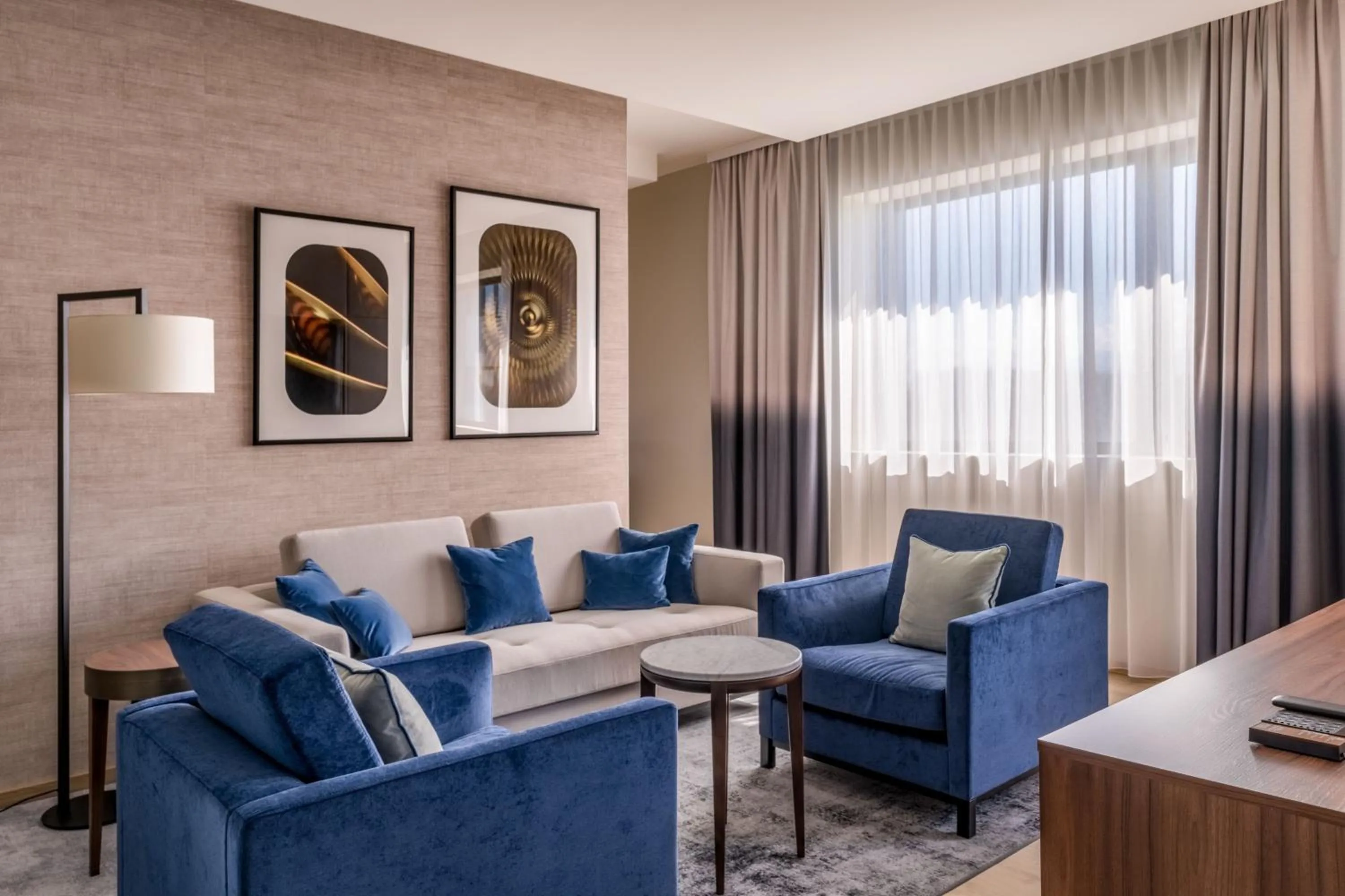 Photo of the whole room in Geneva Marriott Hotel