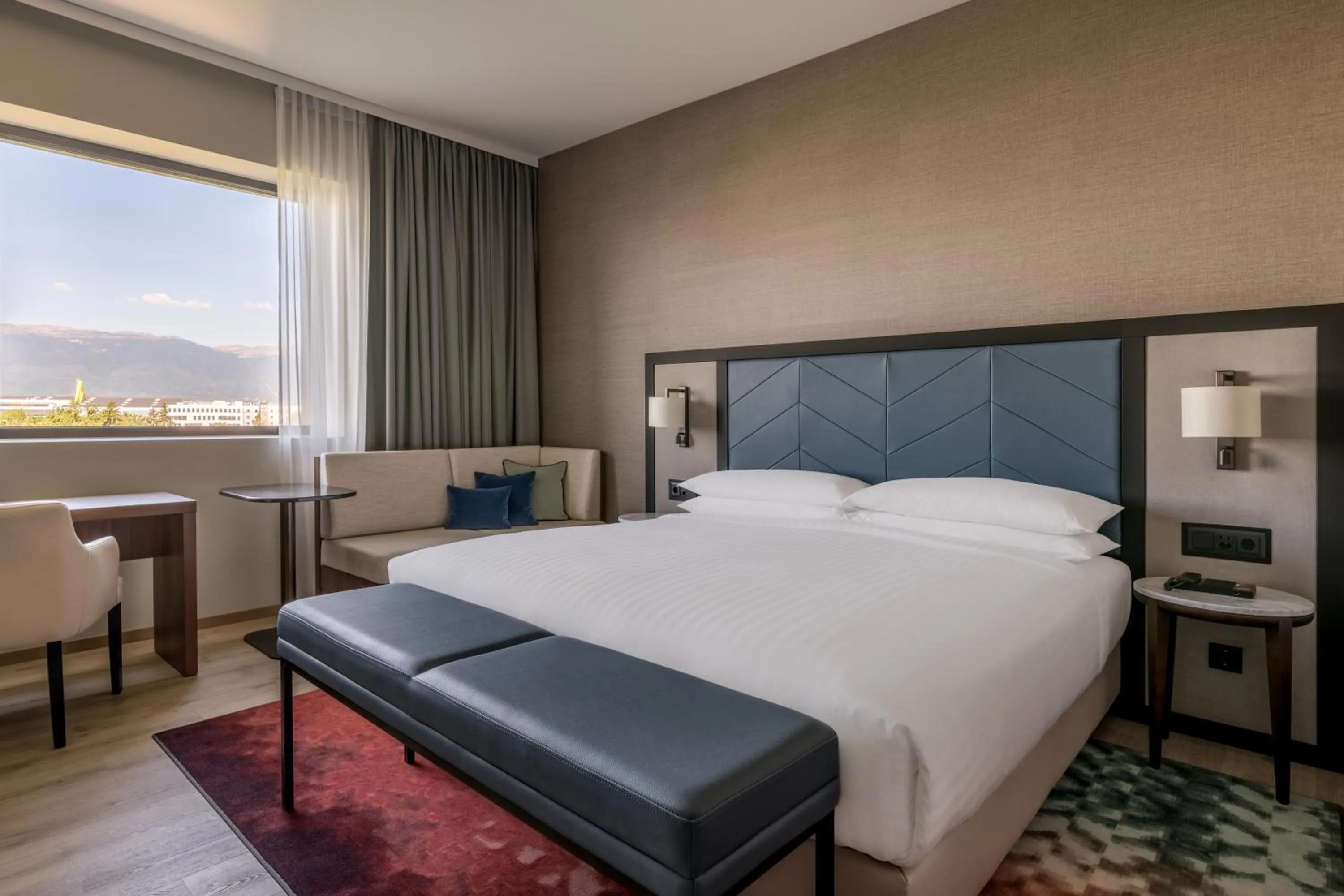 Photo of the whole room, Bed in Geneva Marriott Hotel