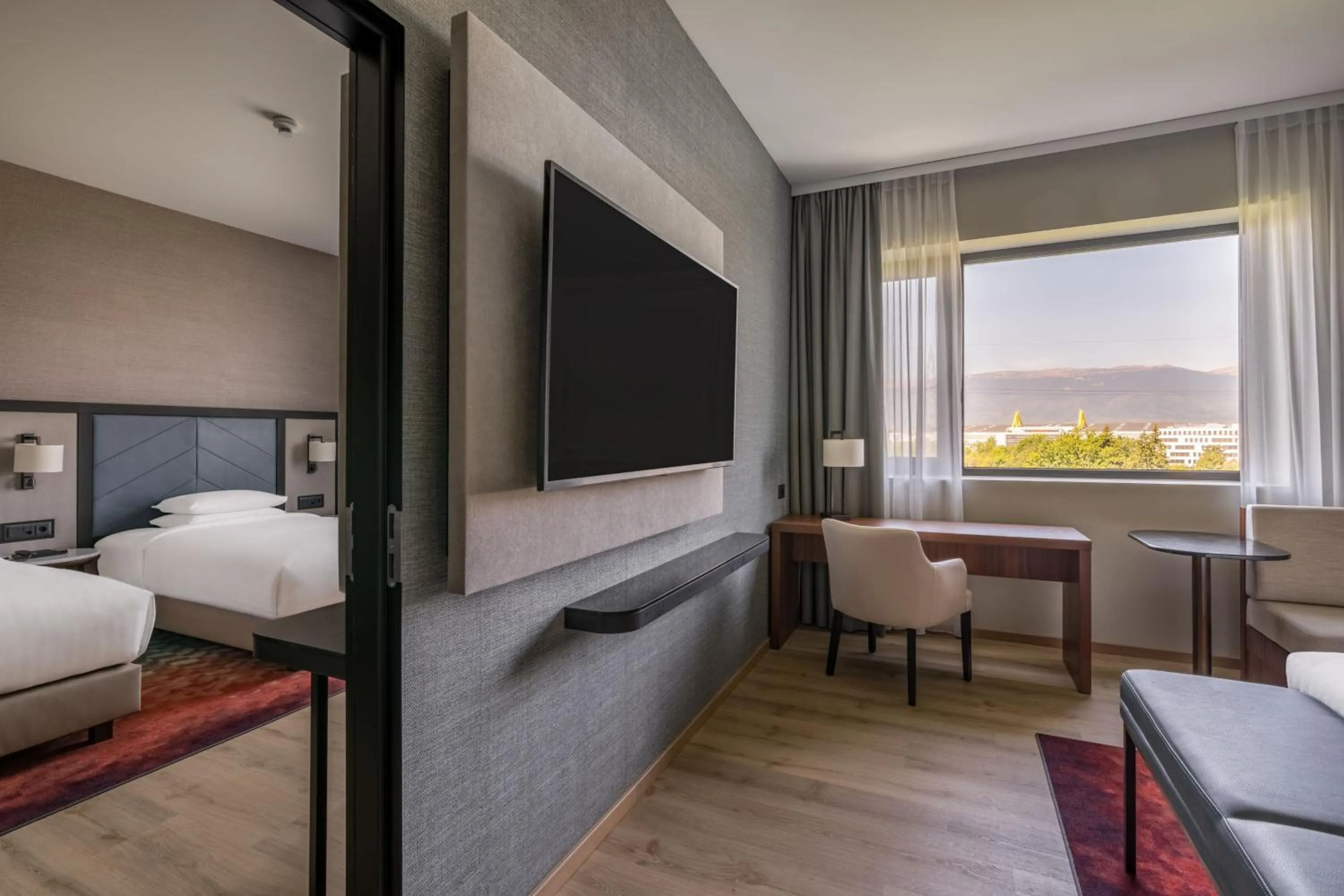 Photo of the whole room, Bed in Geneva Marriott Hotel