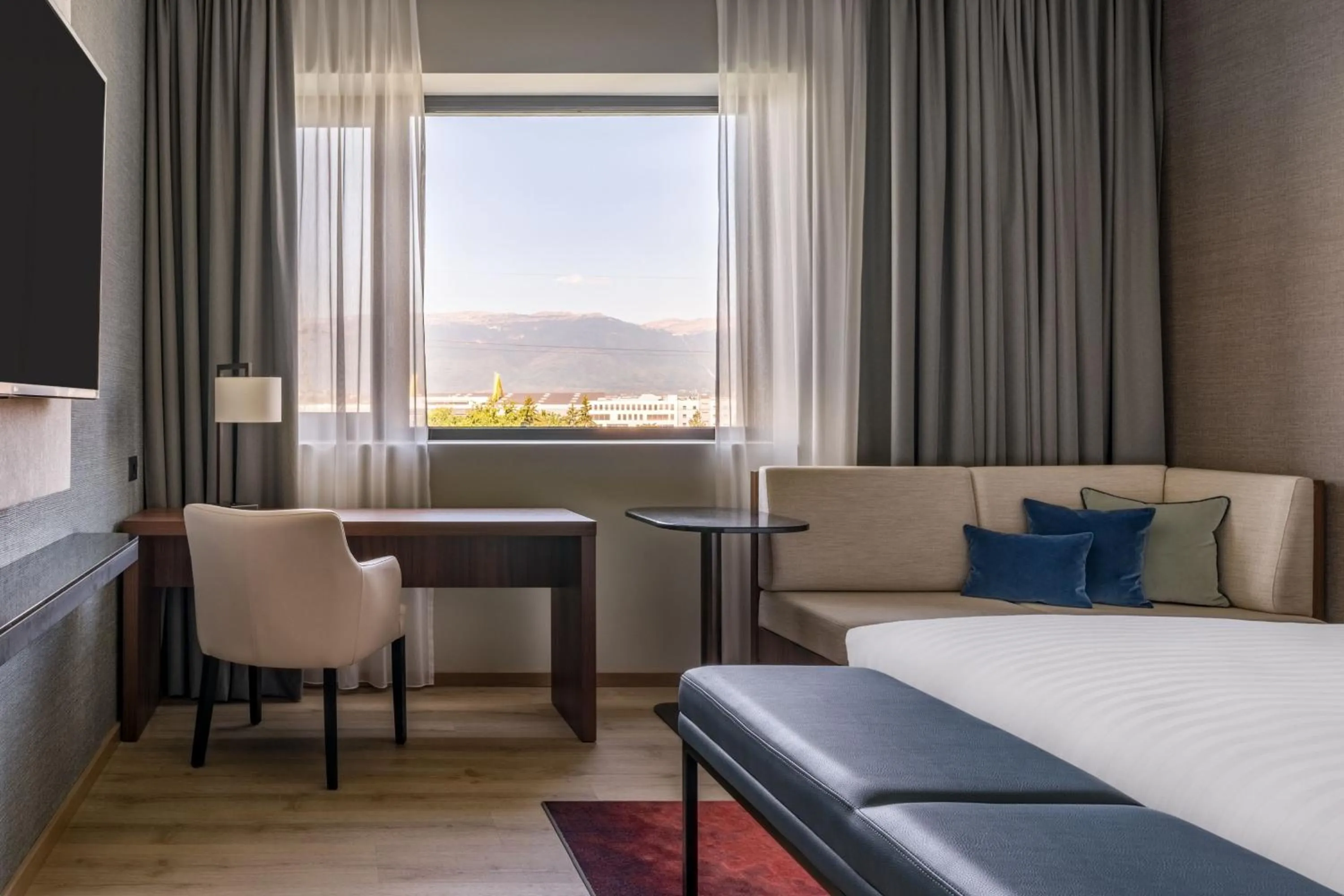 Photo of the whole room, Bed in Geneva Marriott Hotel