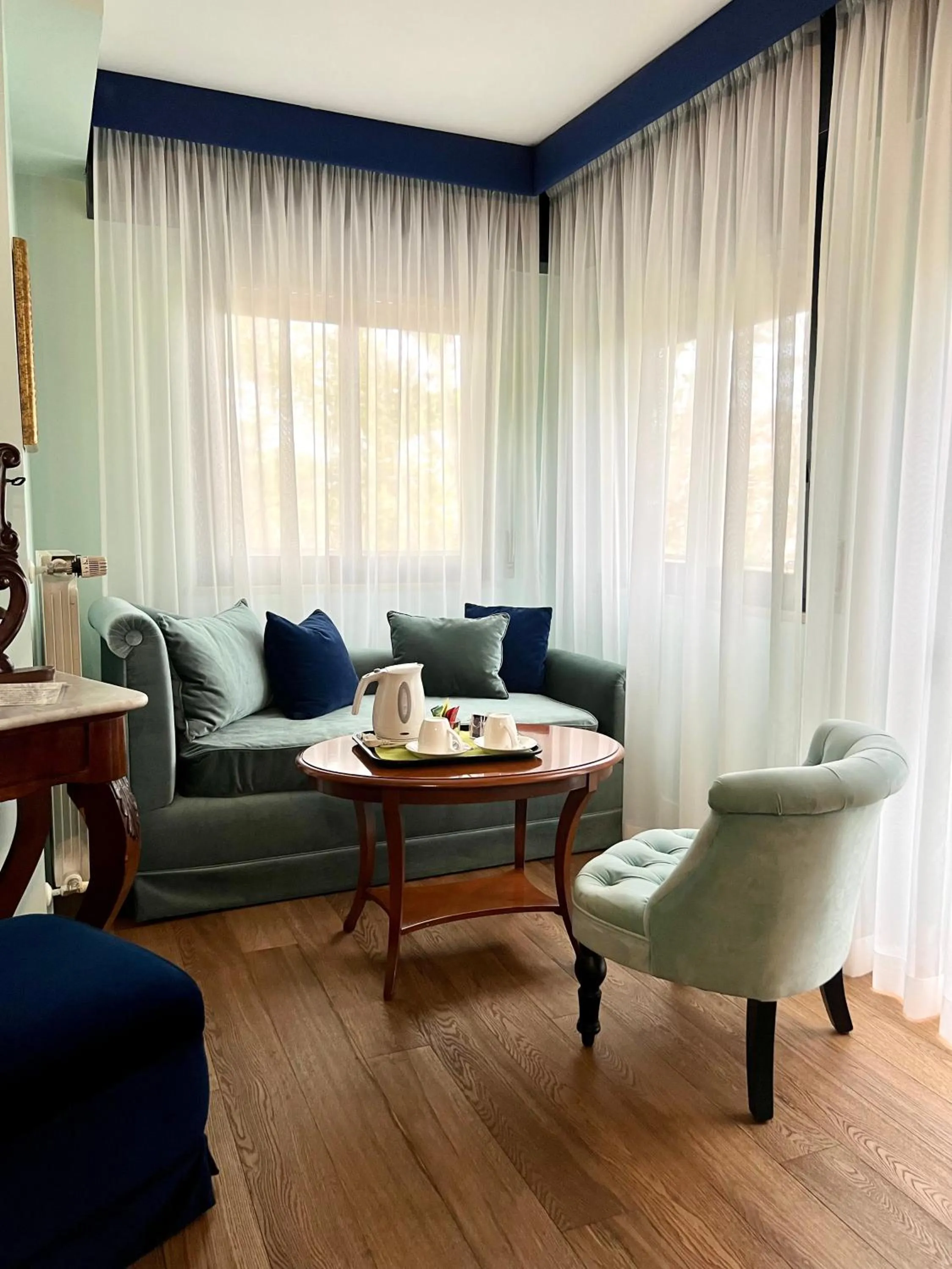 Seating area in Hotel Fenix