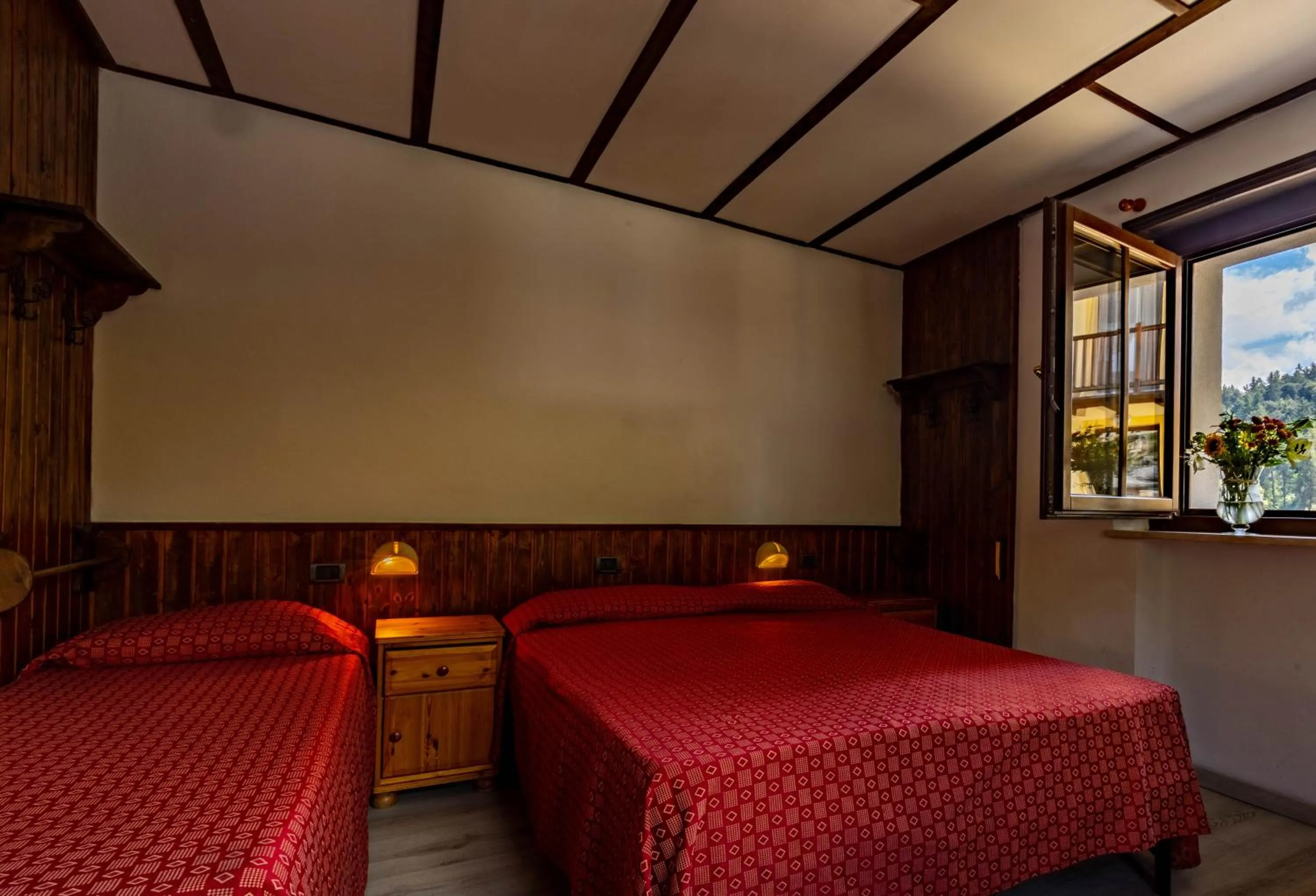 Bedroom, Bed in Hotel Saint Nicolas Gran Paradiso