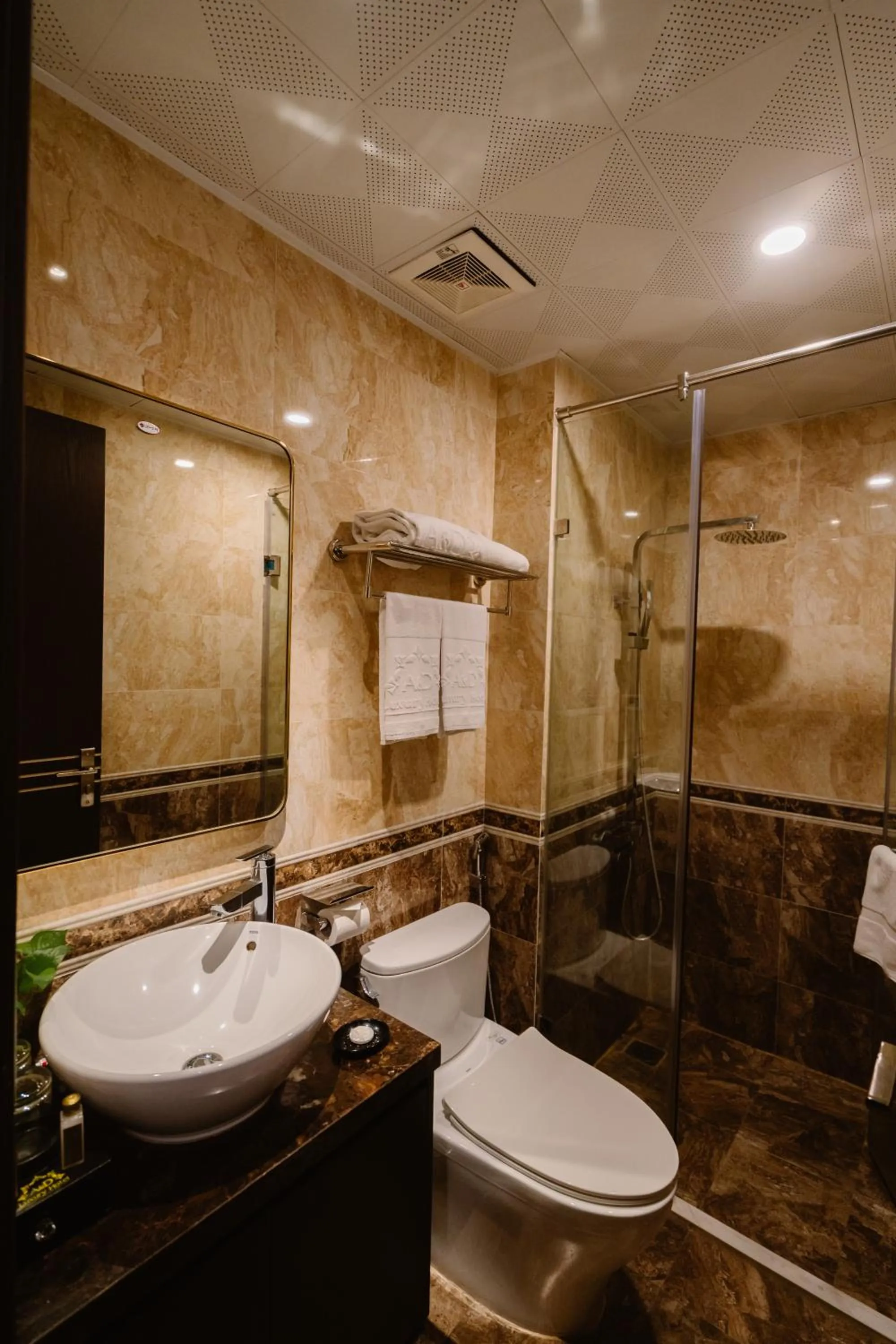 Shower in Hồng Vận Hotel