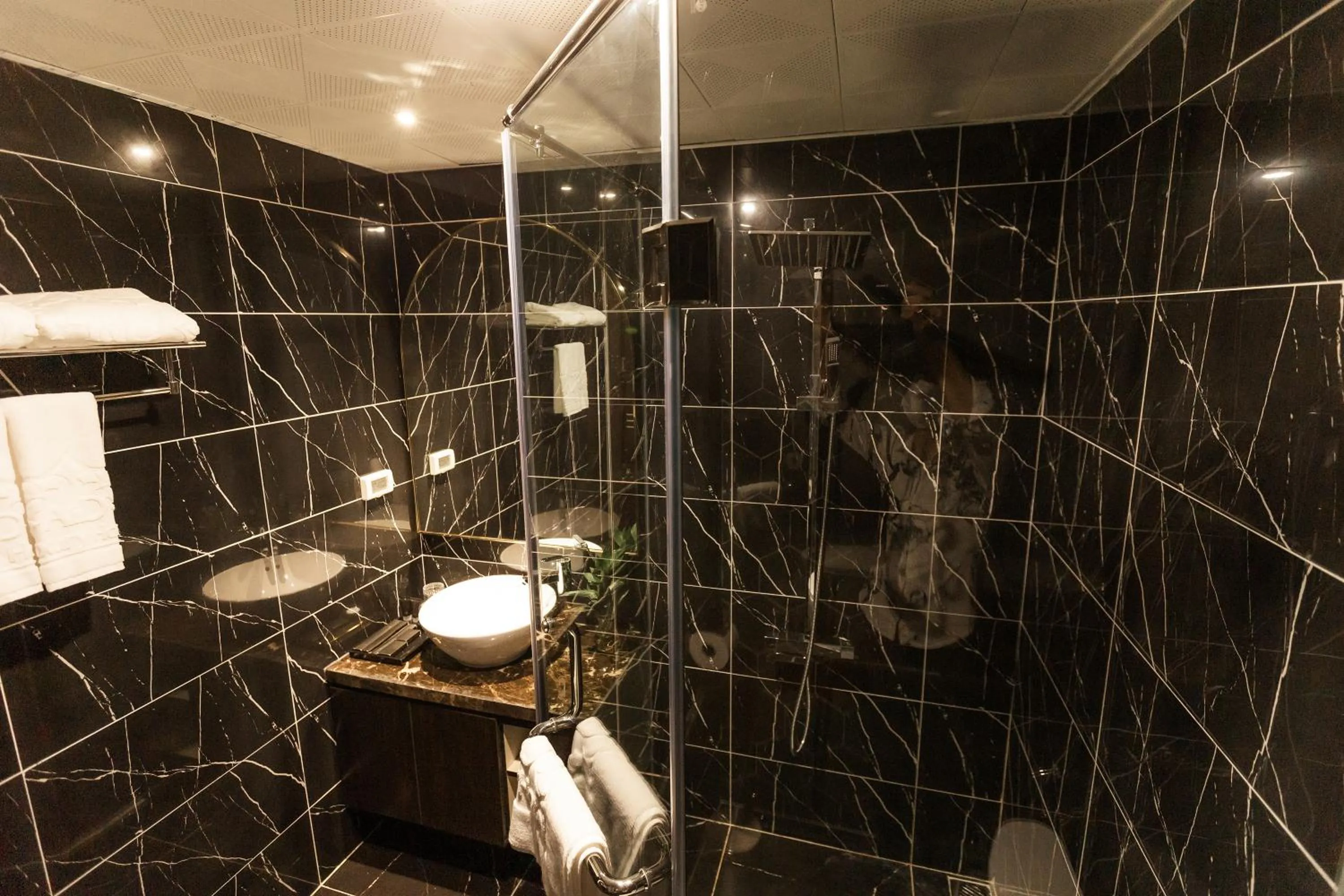 Bathroom in Hồng Vận Hotel