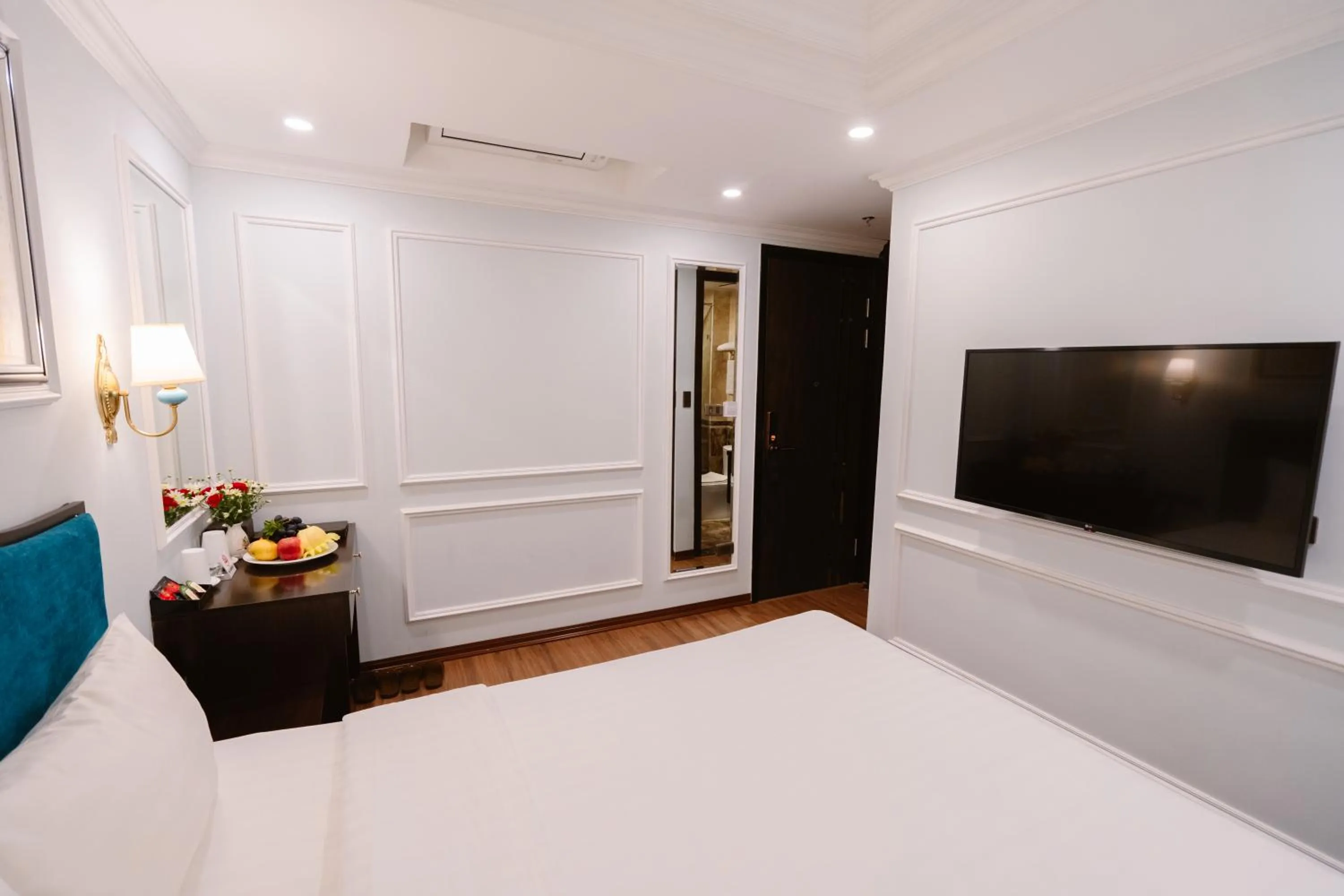 furniture, Bed in Hồng Vận Hotel