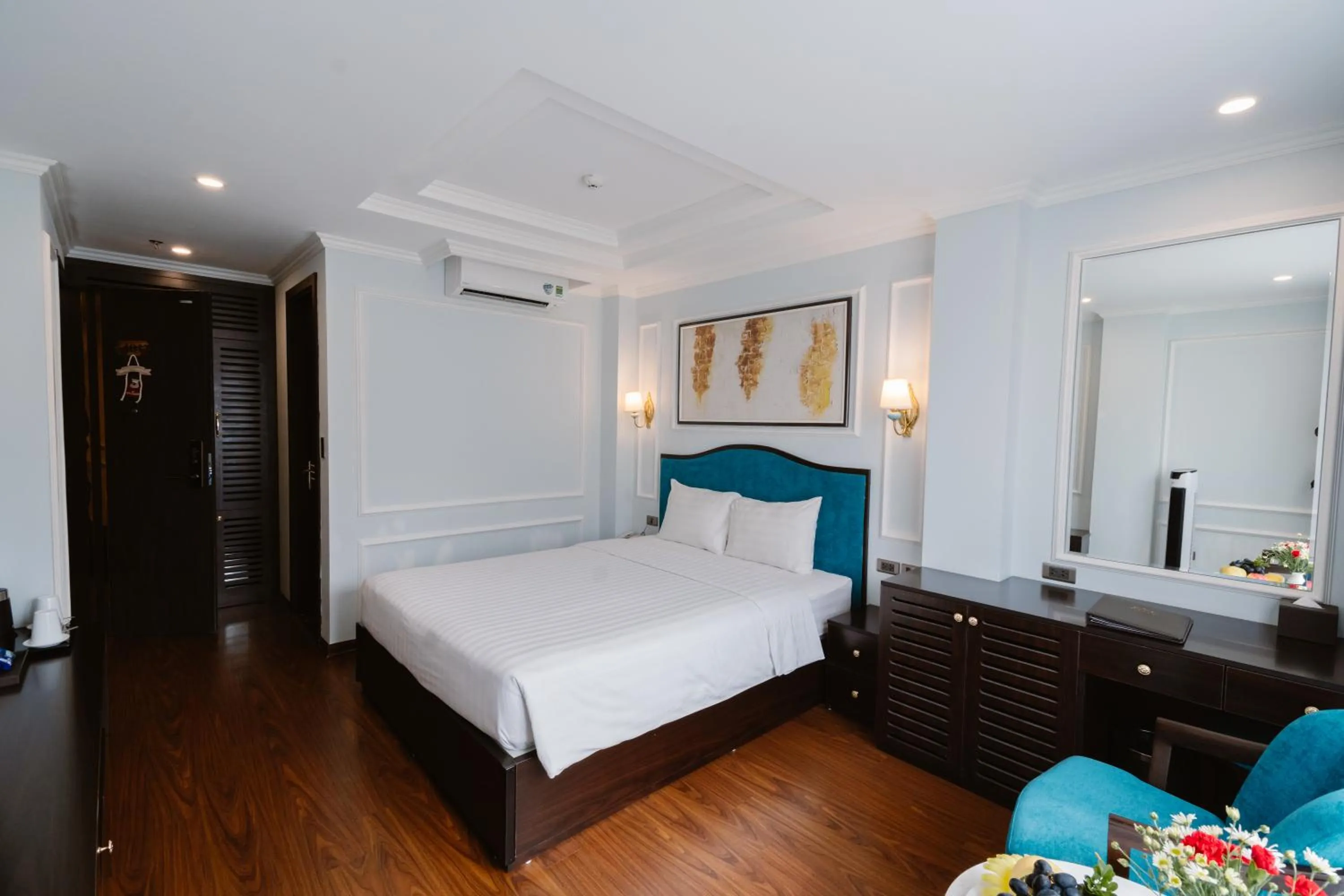 Bedroom, Bed in Hồng Vận Hotel