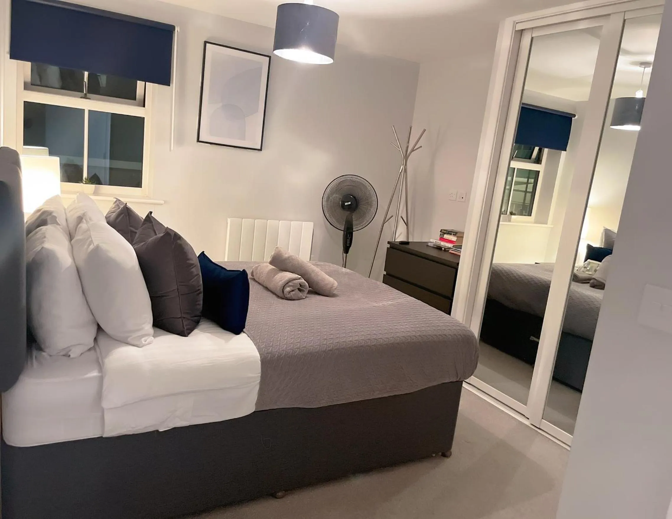 Bedroom, Bed in Super Luxe Central Maidenhead Apartment