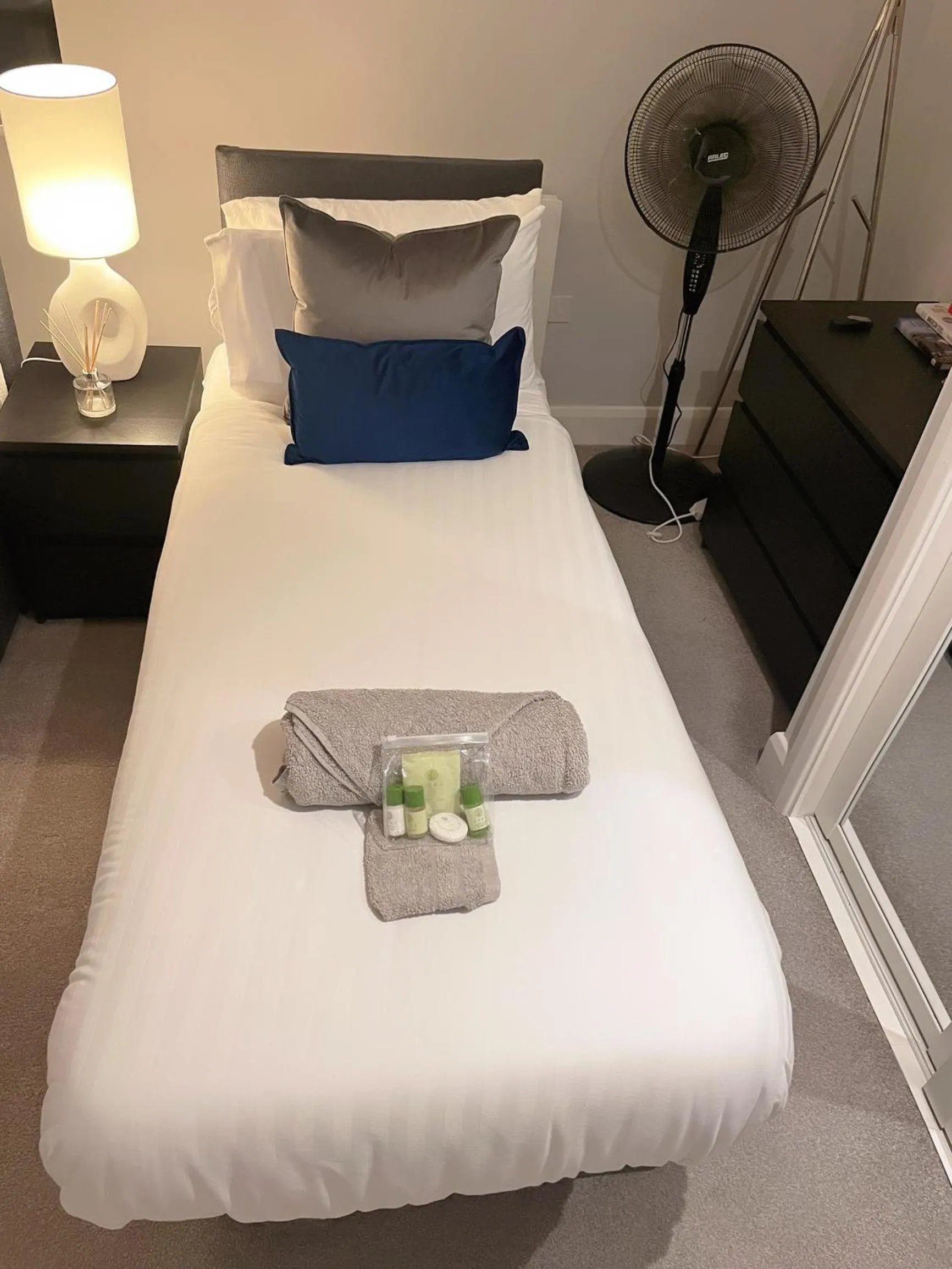 Bedroom, Bed in Super Luxe Central Maidenhead Apartment