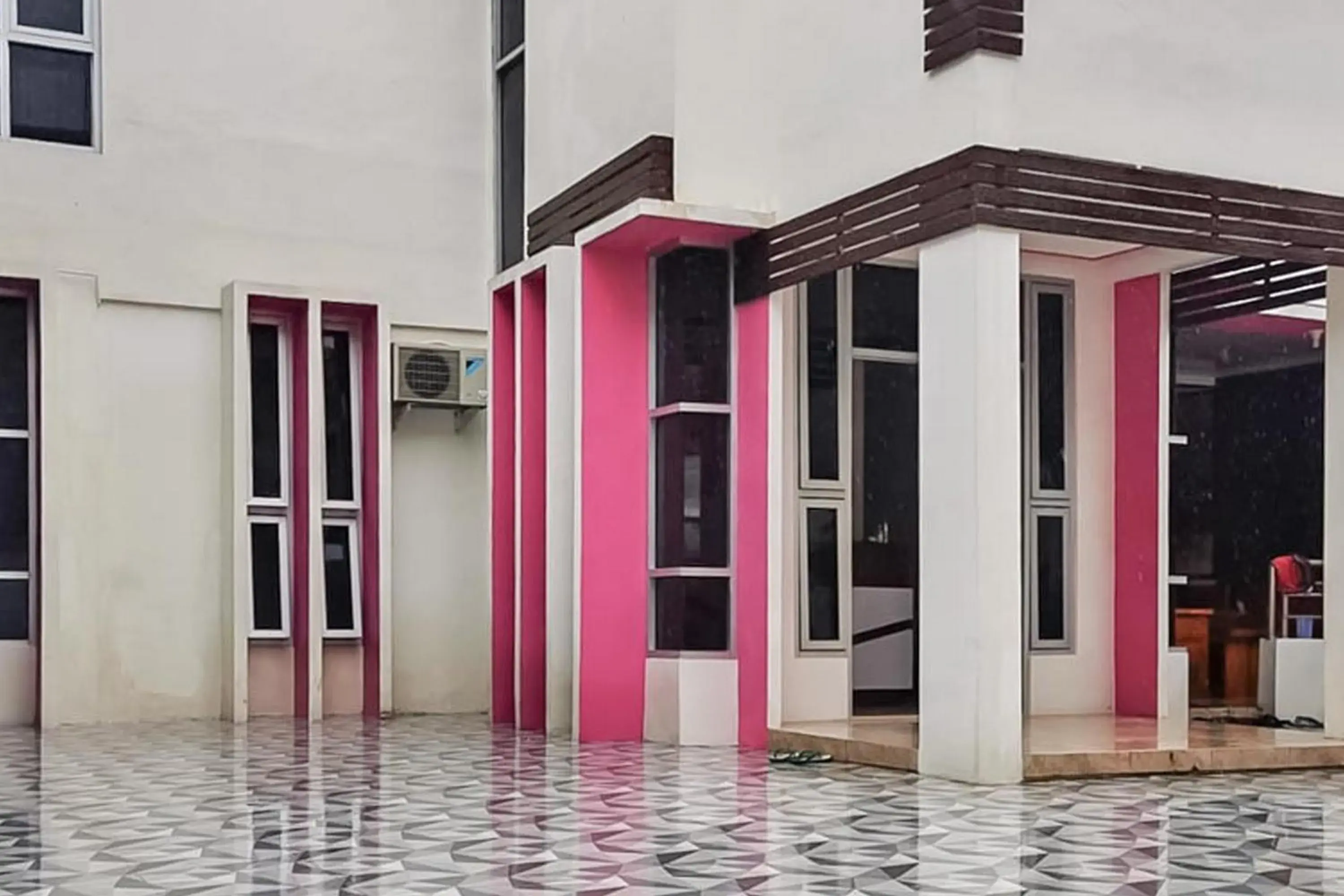 Property building in RedDoorz Plus @ Taman Madiun Property building in RedDoorz Plus @ Taman Madiun