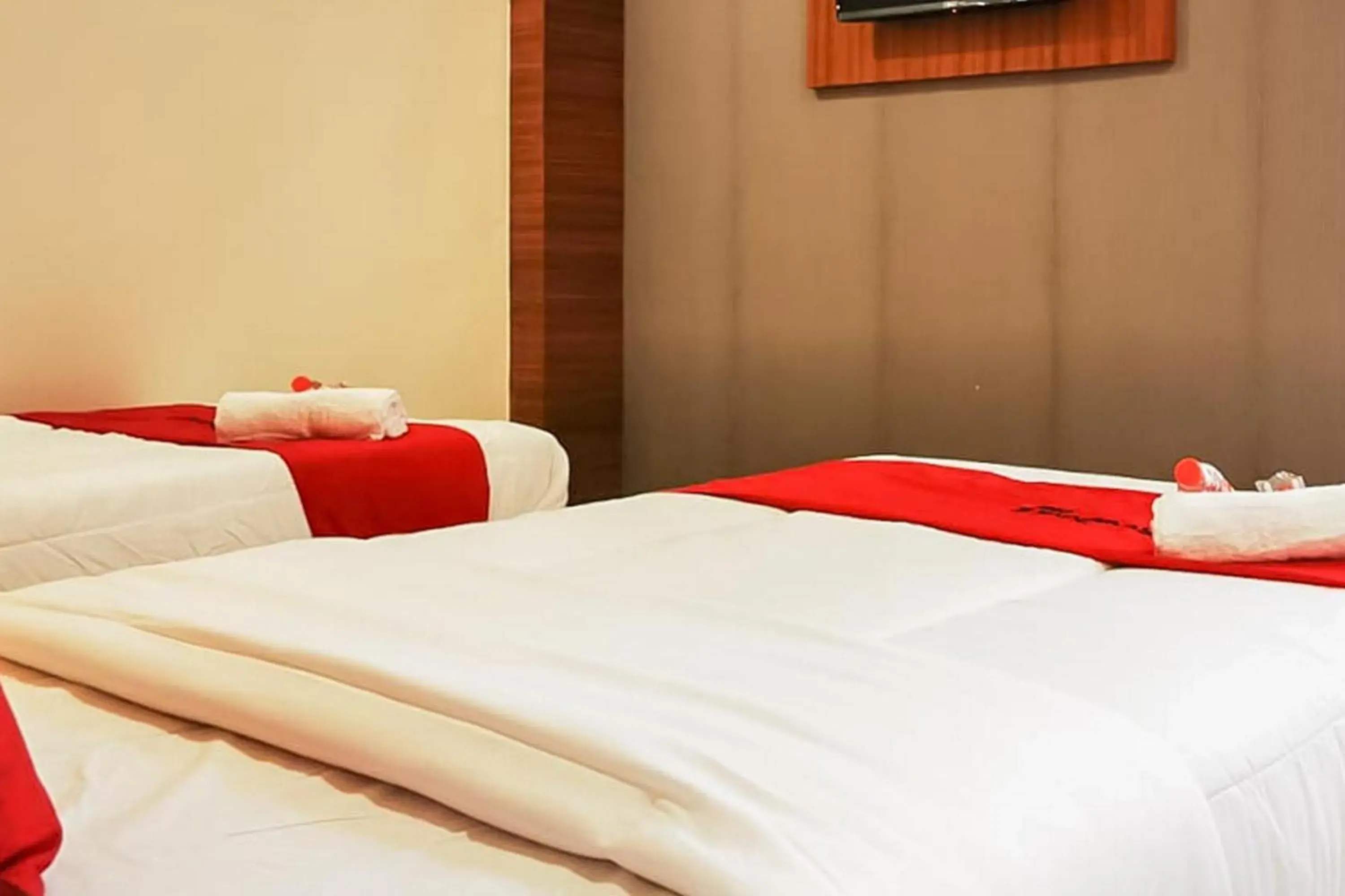 Bed in RedDoorz Plus @ Taman Madiun Bed in RedDoorz Plus @ Taman Madiun