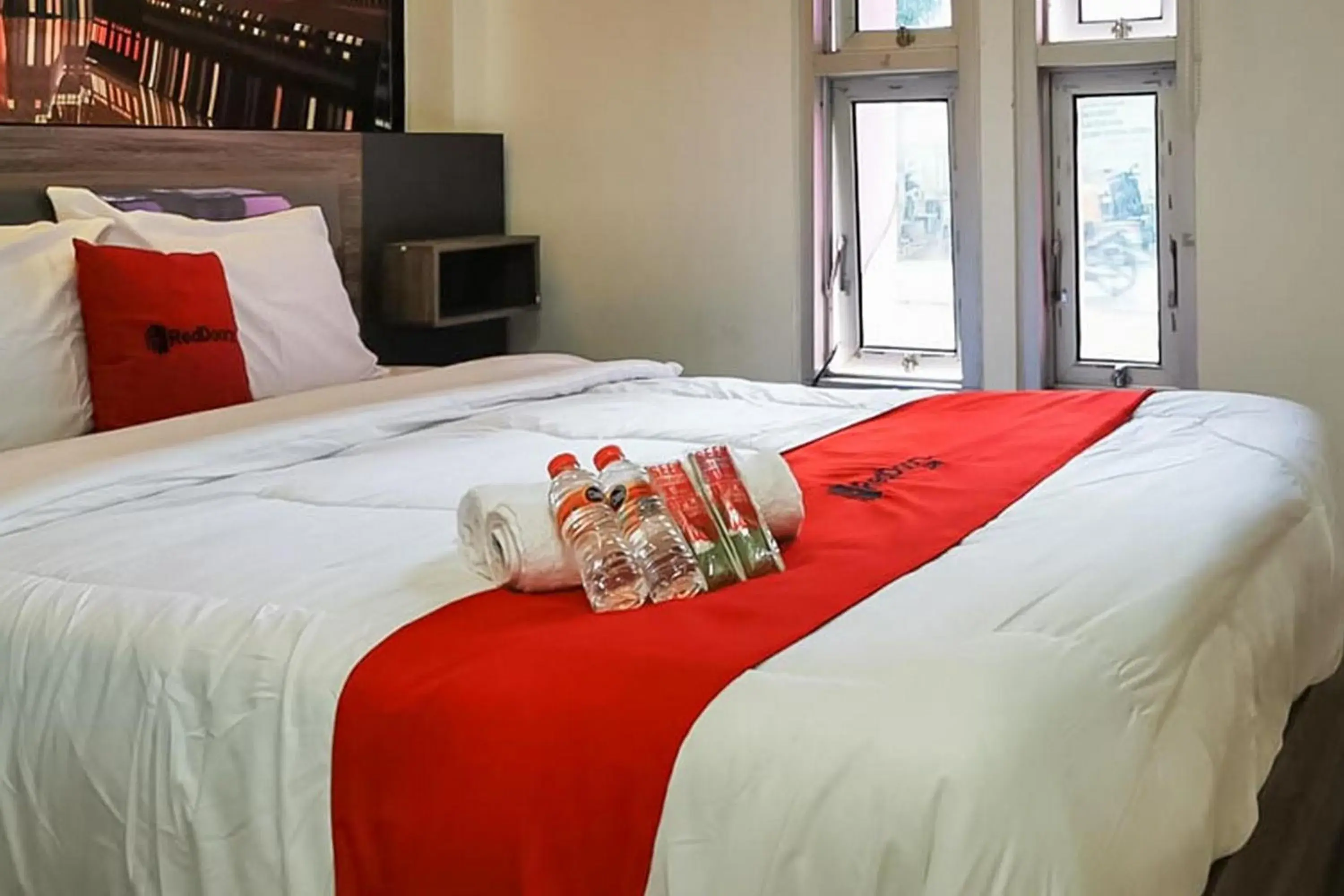 Bed in RedDoorz Plus @ Taman Madiun Bed in RedDoorz Plus @ Taman Madiun