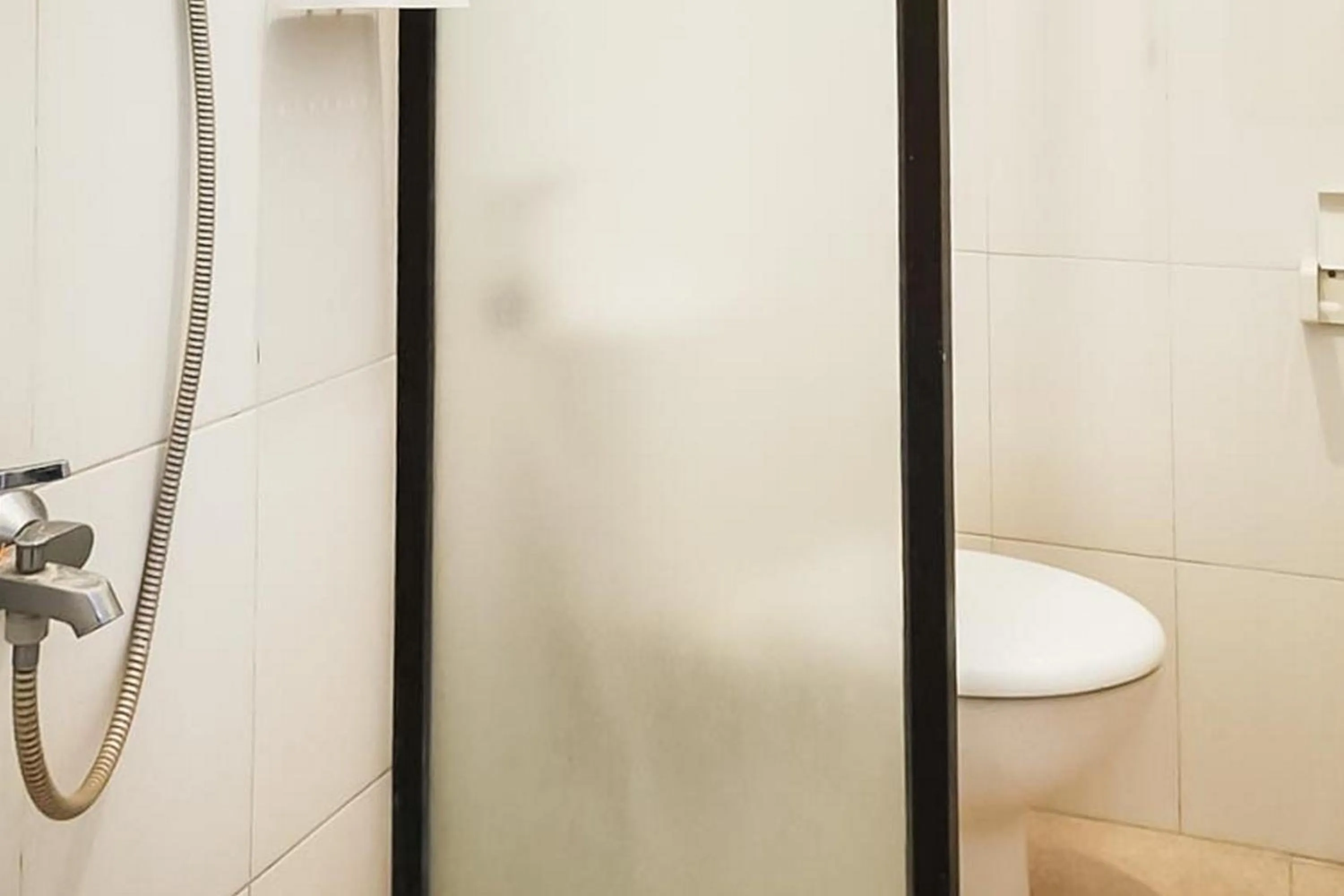 Bathroom in RedDoorz Plus @ Taman Madiun