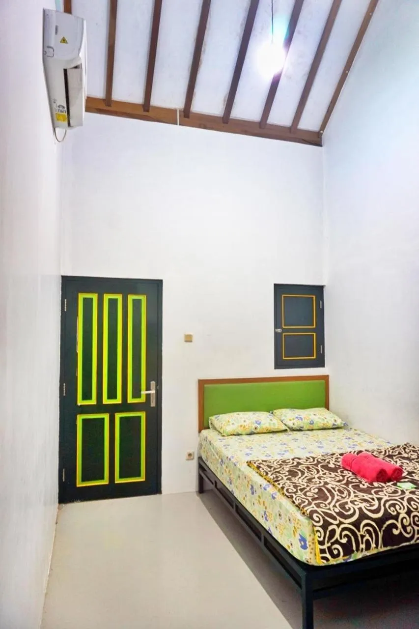 Bed in Sonosewu Guesthouse Syariah