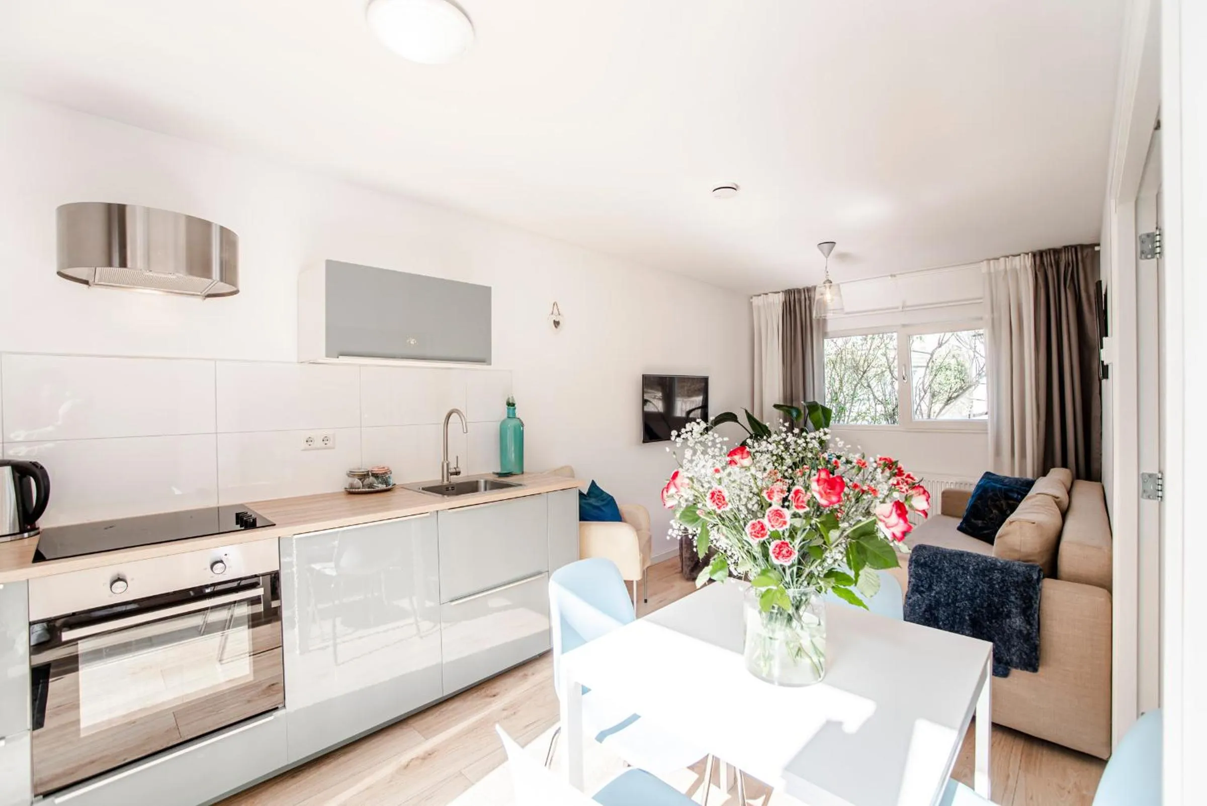 Photo of the whole room in Jade