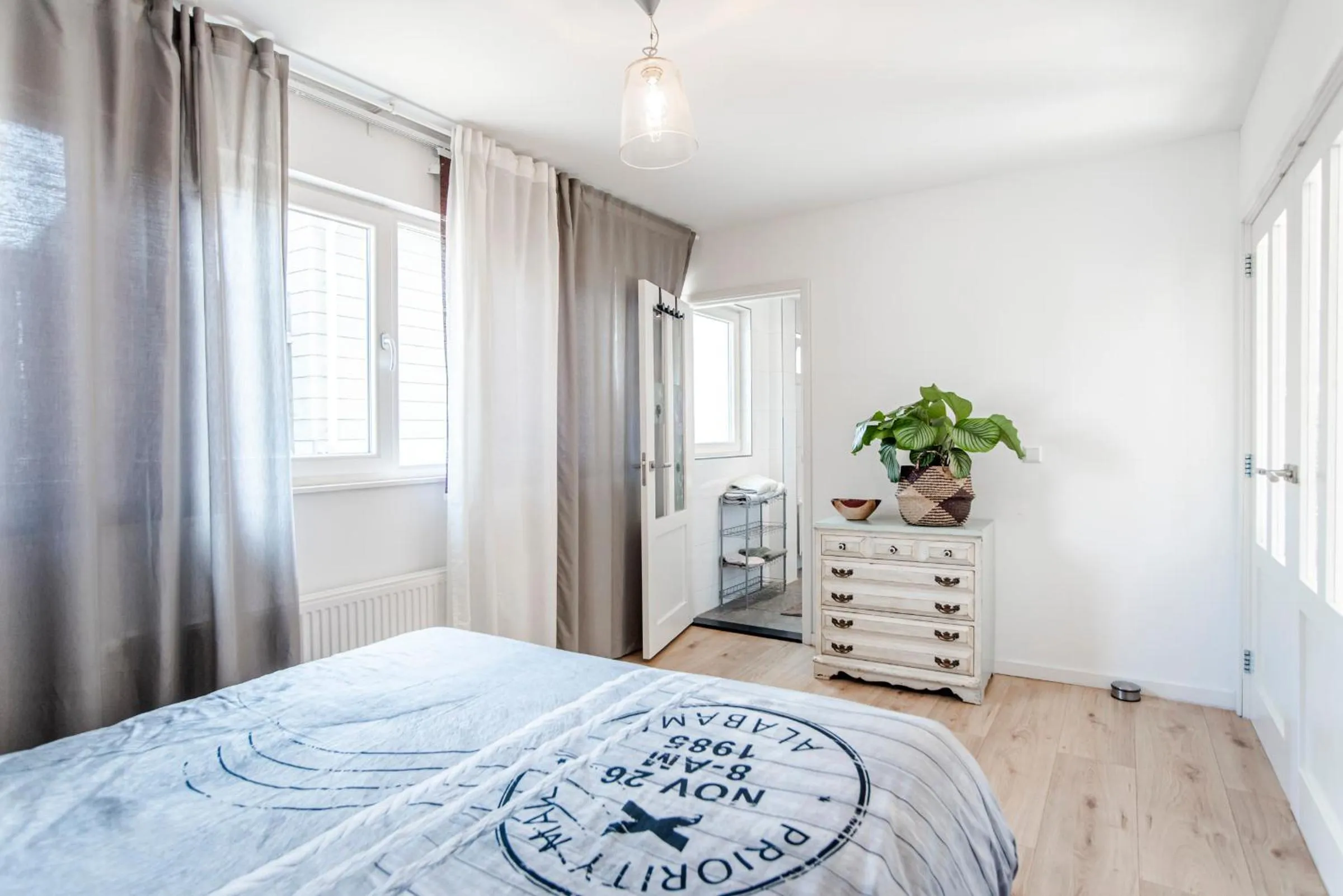 Bedroom, Bed in Jade