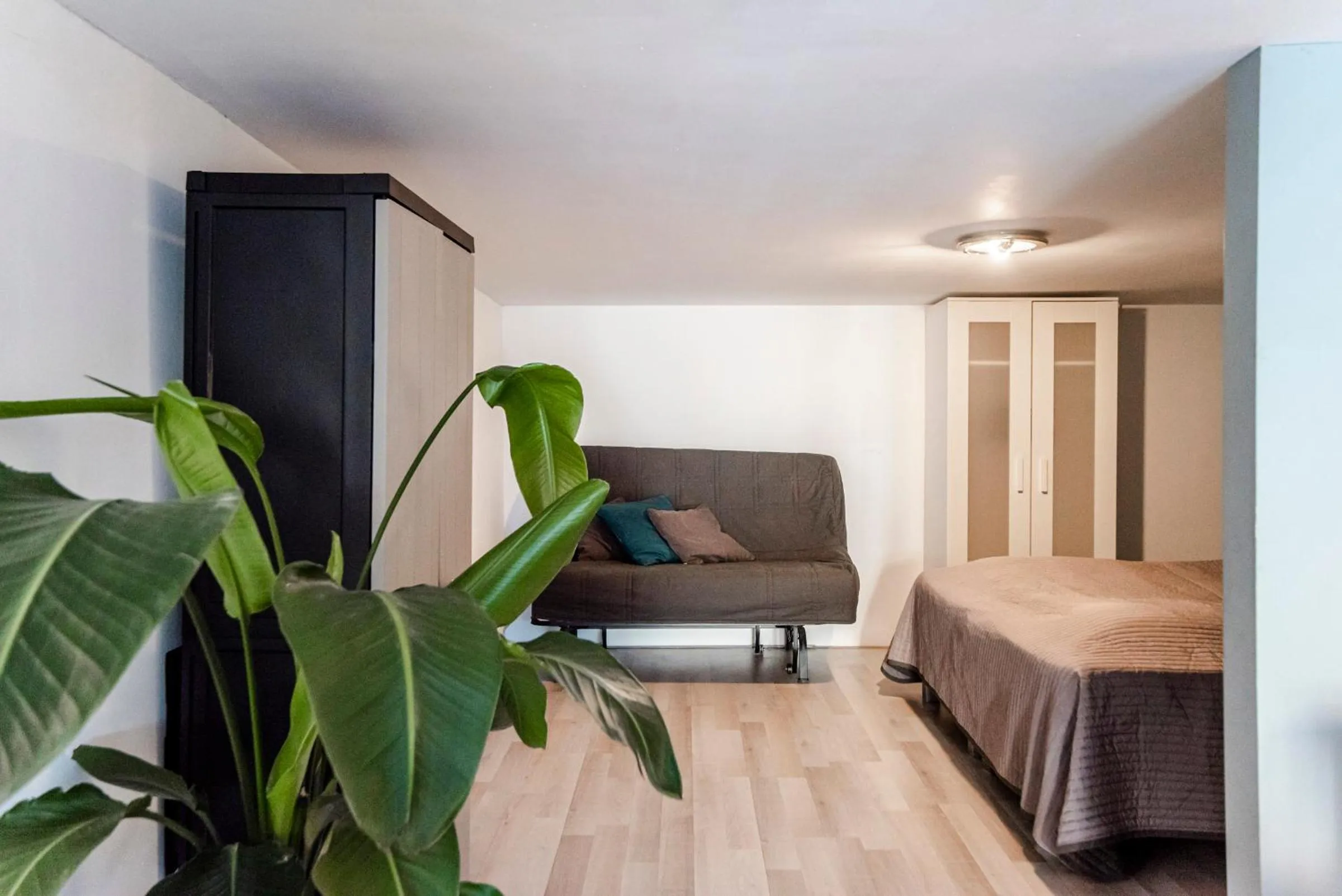 Bedroom, Bed in Jade