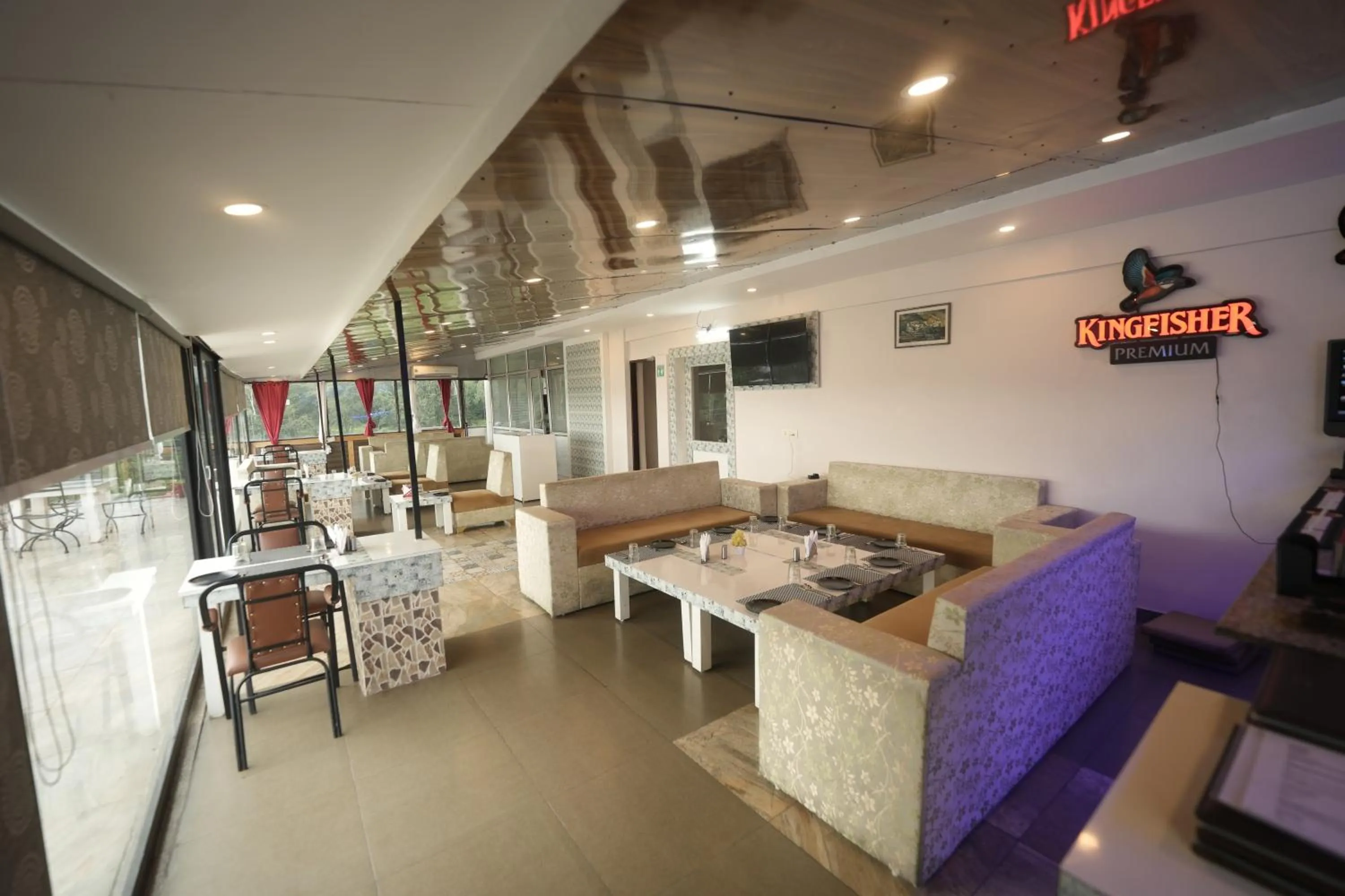 Lounge or bar in Hotel 360 by D'Polo Dharamshala